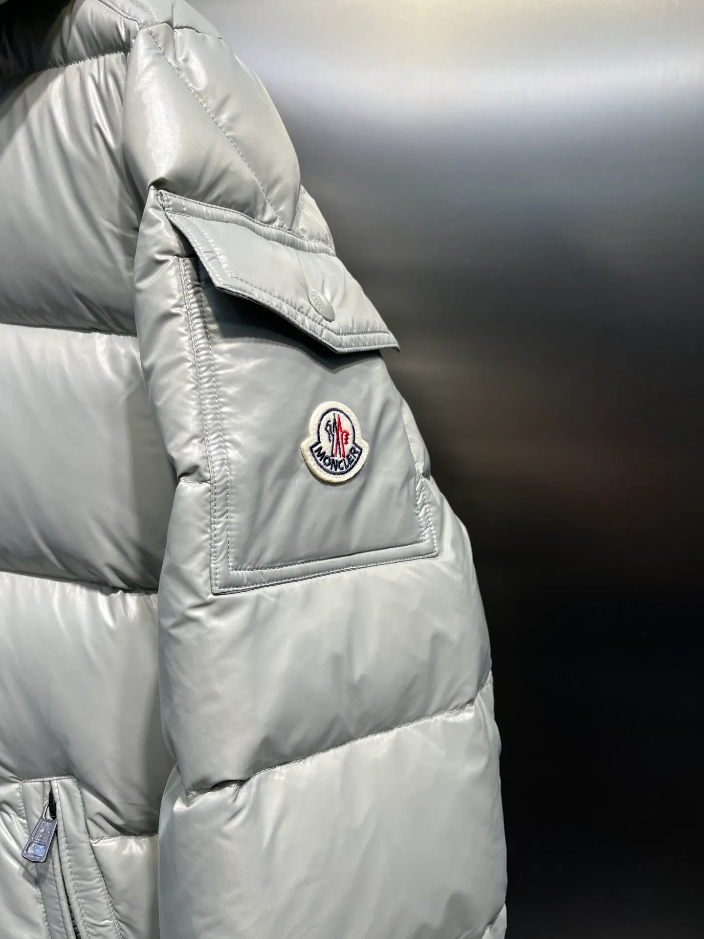 P780 Premium Mung Bean Gray) 𝗠𝗼𝗻𝗰𝗹𝗲𝗿 𝗠𝗮𝘆𝗮/ Moncler Top Mayan Down Jacket A super hit model that you can’t buy in winter. Eason Chan, Nicholas Tse, and Zhao Lusi have been wearing it one after another. They speak for themselves with their strength, a veteran-level style. This series is known for its fluffy bread style and glossy effect. It is the most popular series in the classic main line of the M family. Buying at the counter and from the official website is basically a matter of rush! Promise me to buy it soon! Just needed series! ! Don’t wait until winter when it’s hard to get one size: 123456