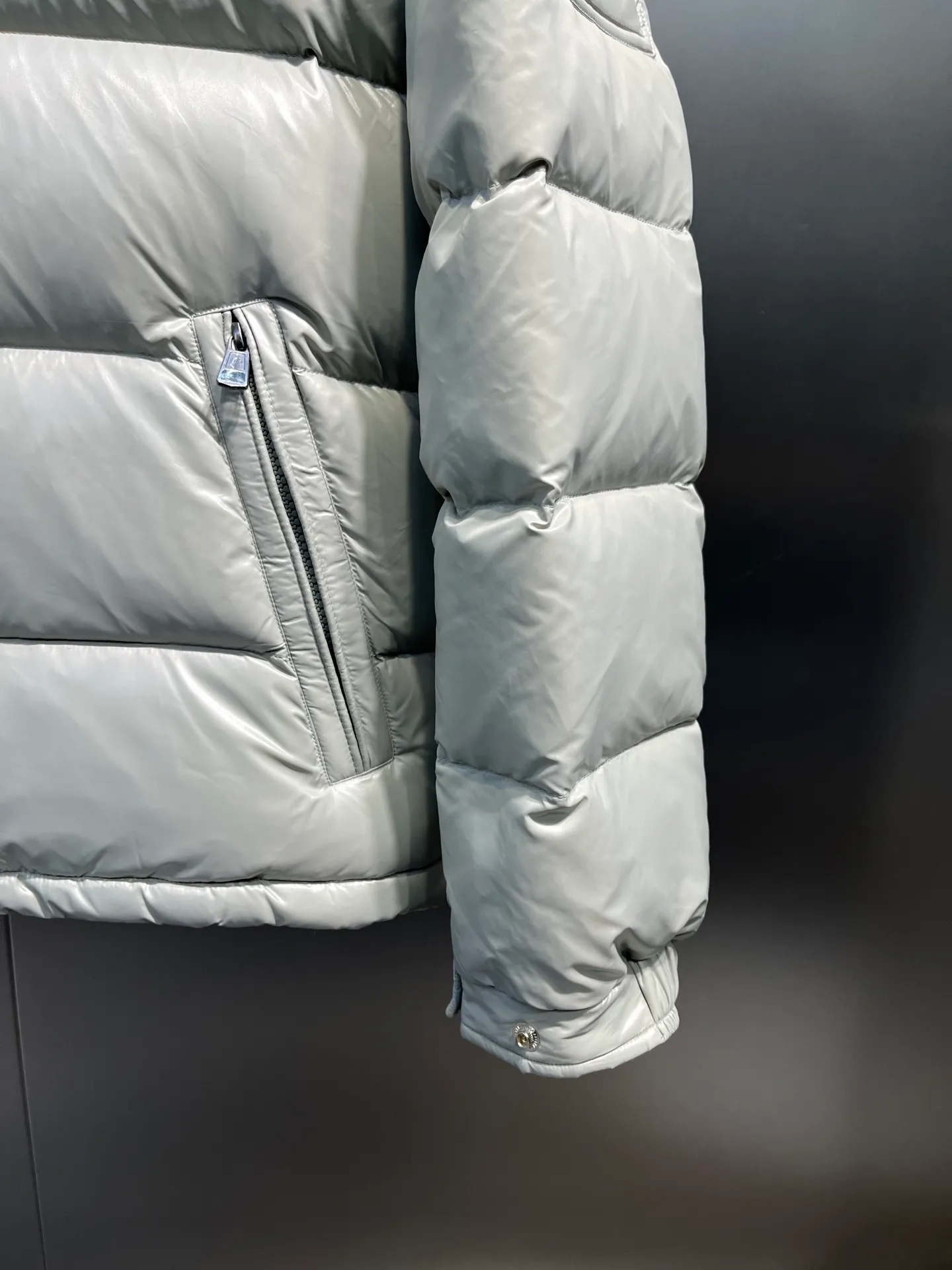 P780 Premium Mung Bean Gray) 𝗠𝗼𝗻𝗰𝗹𝗲𝗿 𝗠𝗮𝘆𝗮/ Moncler Top Mayan Down Jacket A super hit model that you can’t buy in winter. Eason Chan, Nicholas Tse, and Zhao Lusi have been wearing it one after another. They speak for themselves with their strength, a veteran-level style. This series is known for its fluffy bread style and glossy effect. It is the most popular series in the classic main line of the M family. Buying at the counter and from the official website is basically a matter of rush! Promise me to buy it soon! Just needed series! ! Don’t wait until winter when it’s hard to get one size: 123456