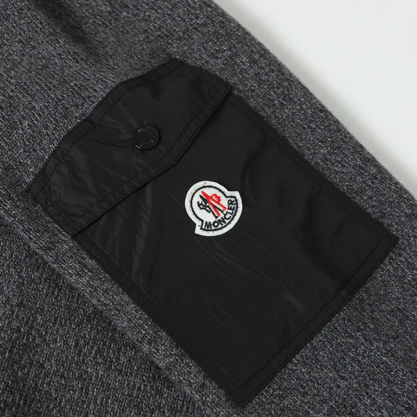 P410 MONCLER round neck long-sleeved wool and cashmere sweater ●Authentic 6950 purchase and development ●30% wool double-ply blended wool ●Custom-dyed nylon windbreaker material ●Using Japanese imported loom (silver flute) seven needles ●Wool enzyme washing ●Template embroidery ●Customized 1:1 chapter ●Customized 1:1 buttons ●Customized 1:1 trademark ●Fit-fitting version ●Size: S M L XL ●Dry cleaning is recommended (this product is made of wool and is not easy to machine wash)