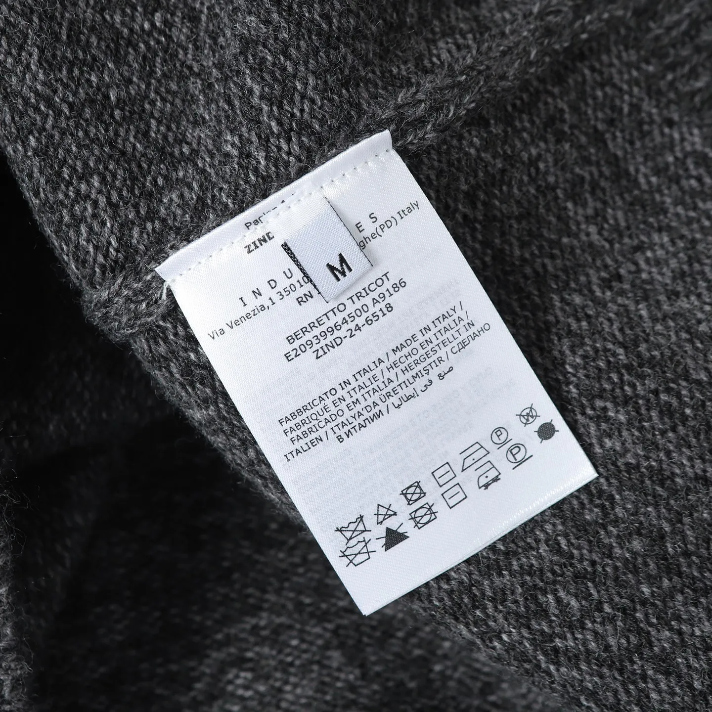 P410 MONCLER round neck long-sleeved wool and cashmere sweater ●Authentic 6950 purchase and development ●30% wool double-ply blended wool ●Custom-dyed nylon windbreaker material ●Using Japanese imported loom (silver flute) seven needles ●Wool enzyme washing ●Template embroidery ●Customized 1:1 chapter ●Customized 1:1 buttons ●Customized 1:1 trademark ●Fit-fitting version ●Size: S M L XL ●Dry cleaning is recommended (this product is made of wool and is not easy to machine wash)