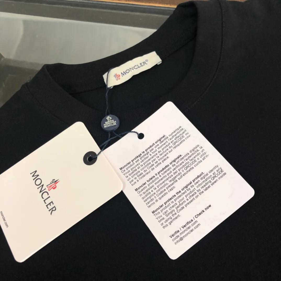 P160 🔥MONCLER New model of Mongolian mouth, customized high-end ready-to-wear! Fashionable and trendy casual short-sleeved T-shirt, gentle, soft, delicate and soft, skin-friendly on the upper body, comfortable and cool, with brand letters embossed printed logo design on the side, full of vitality! A fashionable and versatile must-have! Color: black white Size: S～XL (loose version, please state your height and weight when placing an order)