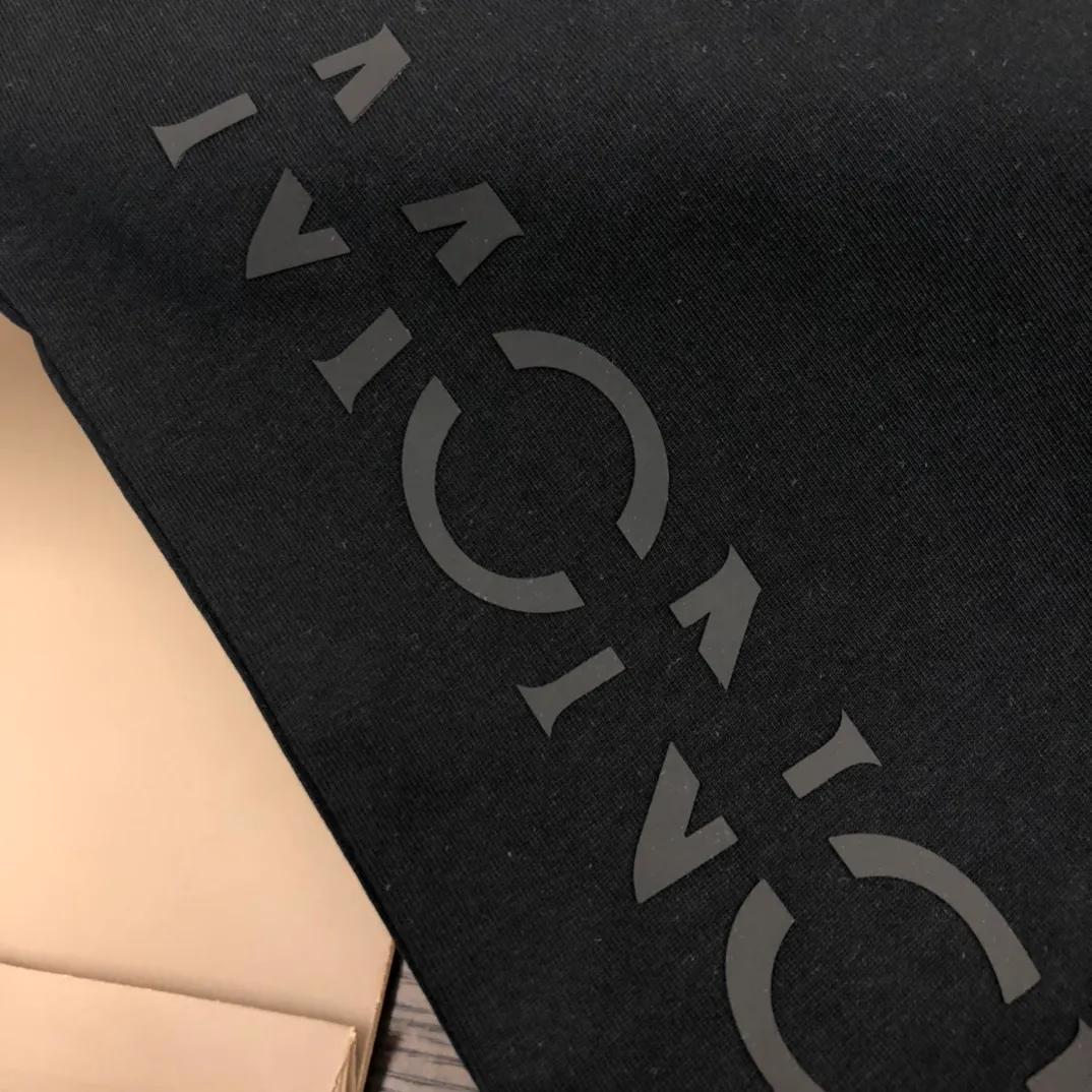 P160 🔥MONCLER New model of Mongolian mouth, customized high-end ready-to-wear! Fashionable and trendy casual short-sleeved T-shirt, gentle, soft, delicate and soft, skin-friendly on the upper body, comfortable and cool, with brand letters embossed printed logo design on the side, full of vitality! A fashionable and versatile must-have! Color: black white Size: S～XL (loose version, please state your height and weight when placing an order)