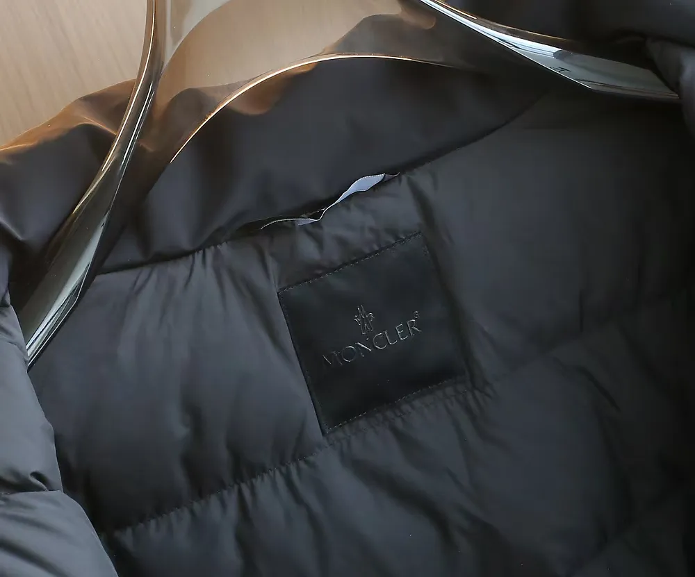P1660 Moncler 25FW new thin and lightweight men's hooded casual down jacket! Trading company orders Jeluz men's down inspired by classic, men's choice for outdoor activities! The product is made of GORE-Tex waterproof outdoor sports fabric and decorated with recyclable details, which demonstrates the brand's commitment to external environmental protection. The adjustable cuffs and two-way zipper ensure easy wearing and adjustment of the silhouette; the interior is made of European-standard environmentally friendly 90% white duck down + 10% feather high-content filling, which is warmer and lighter than traditional down jackets in the past. You will know its high-end atmosphere when you try it in person. The upper body is comfortable, warm and breathable without any bloated feeling! At the same time, it has a high sense of class and recognition. The seams of the body are all cut in position to ensure visual beauty, which is very time-consuming and material-consuming! The fashionable detachable vest can be worn alone. The detachable hooded stand-up collar design is easy to disassemble and assemble to create different fashionable looks. The concealed placket, two-way zipper opening and closing, elastic cuffs and drawstring hem cuff design can better withstand the cold wind and keep the upper body warm in autumn and winter. It is a tall and stylish item! Color: Black, premium gray, off-white Size: M-3XL Size 1: Shoulder width 51cm - Bust 114cm - Clothing length 70cm - Sleeve length 61cm Size 2: Shoulder width 52cm - Bust 118cm - Clothing length 71cm - Sleeve length 62cm Size 3: Shoulder width 53cm - Bust 122cm - Clothing length 72cm - Sleeve length 63cm 4 Size: Shoulder width 54cm - Bust 126cm - Clothing length 73cm - Sleeve length 64cm Size 5: Shoulder width 55cm - Bust 130cm - Clothing length 75cm - Sleeve length 64cm