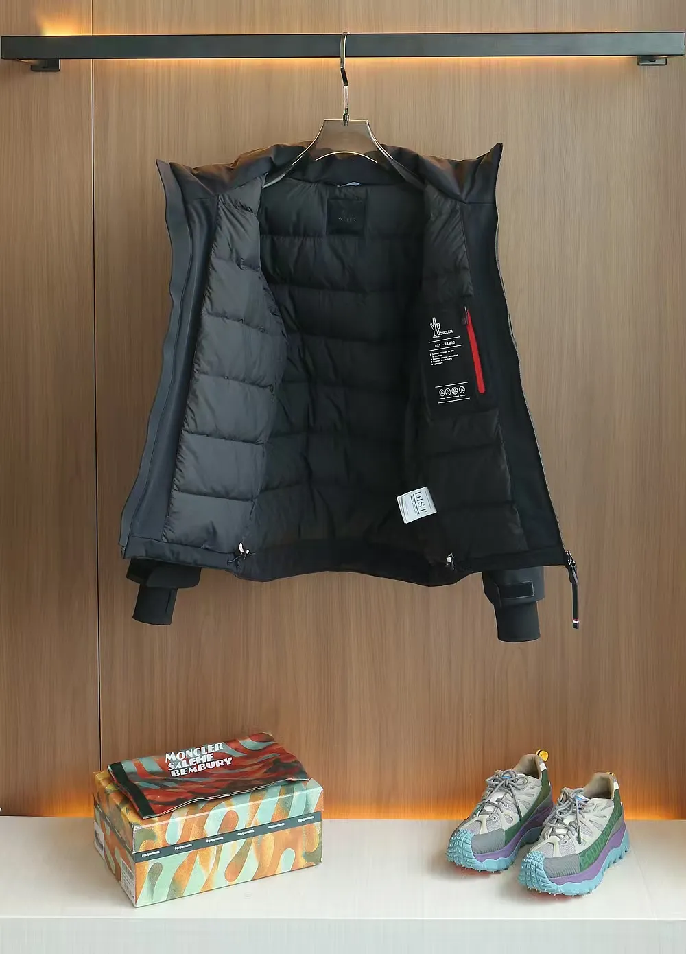 P1660 Moncler 25FW new thin and lightweight men's hooded casual down jacket! Trading company orders Jeluz men's down inspired by classic, men's choice for outdoor activities! The product is made of GORE-Tex waterproof outdoor sports fabric and decorated with recyclable details, which demonstrates the brand's commitment to external environmental protection. The adjustable cuffs and two-way zipper ensure easy wearing and adjustment of the silhouette; the interior is made of European-standard environmentally friendly 90% white duck down + 10% feather high-content filling, which is warmer and lighter than traditional down jackets in the past. You will know its high-end atmosphere when you try it in person. The upper body is comfortable, warm and breathable without any bloated feeling! At the same time, it has a high sense of class and recognition. The seams of the body are all cut in position to ensure visual beauty, which is very time-consuming and material-consuming! The fashionable detachable vest can be worn alone. The detachable hooded stand-up collar design is easy to disassemble and assemble to create different fashionable looks. The concealed placket, two-way zipper opening and closing, elastic cuffs and drawstring hem cuff design can better withstand the cold wind and keep the upper body warm in autumn and winter. It is a tall and stylish item! Color: Black, premium gray, off-white Size: M-3XL Size 1: Shoulder width 51cm - Bust 114cm - Clothing length 70cm - Sleeve length 61cm Size 2: Shoulder width 52cm - Bust 118cm - Clothing length 71cm - Sleeve length 62cm Size 3: Shoulder width 53cm - Bust 122cm - Clothing length 72cm - Sleeve length 63cm 4 Size: Shoulder width 54cm - Bust 126cm - Clothing length 73cm - Sleeve length 64cm Size 5: Shoulder width 55cm - Bust 130cm - Clothing length 75cm - Sleeve length 64cm