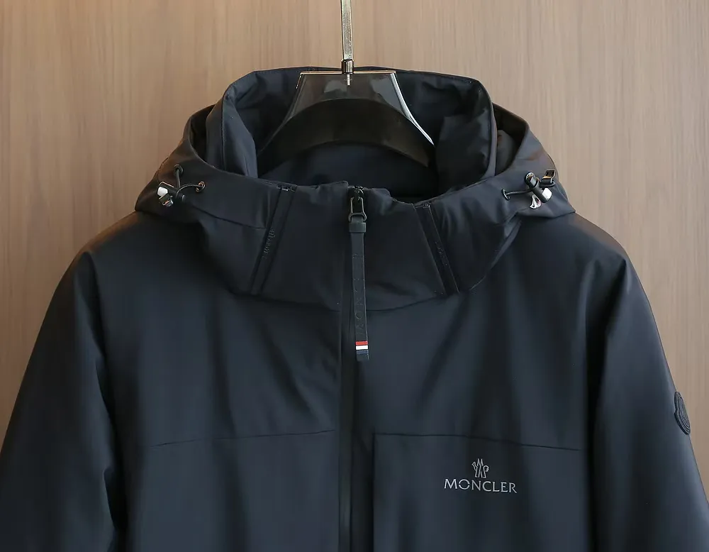 P1660 Moncler 25FW new thin and lightweight men's hooded casual down jacket! Trading company orders Jeluz men's down inspired by classic, men's choice for outdoor activities! The product is made of GORE-Tex waterproof outdoor sports fabric and decorated with recyclable details, which demonstrates the brand's commitment to external environmental protection. The adjustable cuffs and two-way zipper ensure easy wearing and adjustment of the silhouette; the interior is made of European-standard environmentally friendly 90% white duck down + 10% feather high-content filling, which is warmer and lighter than traditional down jackets in the past. You will know its high-end atmosphere when you try it in person. The upper body is comfortable, warm and breathable without any bloated feeling! At the same time, it has a high sense of class and recognition. The seams of the body are all cut in position to ensure visual beauty, which is very time-consuming and material-consuming! The fashionable detachable vest can be worn alone. The detachable hooded stand-up collar design is easy to disassemble and assemble to create different fashionable looks. The concealed placket, two-way zipper opening and closing, elastic cuffs and drawstring hem cuff design can better withstand the cold wind and keep the upper body warm in autumn and winter. It is a tall and stylish item! Color: Black, premium gray, off-white Size: M-3XL Size 1: Shoulder width 51cm - Bust 114cm - Clothing length 70cm - Sleeve length 61cm Size 2: Shoulder width 52cm - Bust 118cm - Clothing length 71cm - Sleeve length 62cm Size 3: Shoulder width 53cm - Bust 122cm - Clothing length 72cm - Sleeve length 63cm 4 Size: Shoulder width 54cm - Bust 126cm - Clothing length 73cm - Sleeve length 64cm Size 5: Shoulder width 55cm - Bust 130cm - Clothing length 75cm - Sleeve length 64cm