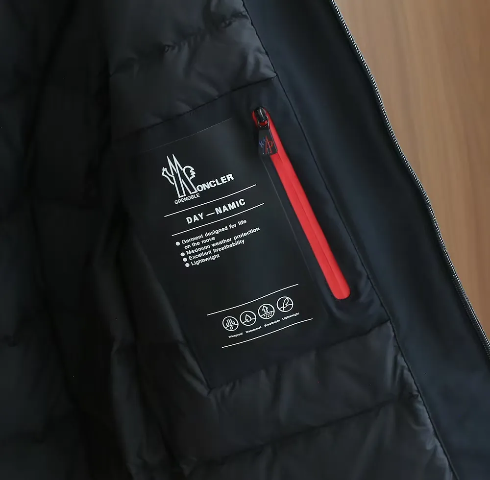 P1660 Moncler 25FW new thin and lightweight men's hooded casual down jacket! Trading company orders Jeluz men's down inspired by classic, men's choice for outdoor activities! The product is made of GORE-Tex waterproof outdoor sports fabric and decorated with recyclable details, which demonstrates the brand's commitment to external environmental protection. The adjustable cuffs and two-way zipper ensure easy wearing and adjustment of the silhouette; the interior is made of European-standard environmentally friendly 90% white duck down + 10% feather high-content filling, which is warmer and lighter than traditional down jackets in the past. You will know its high-end atmosphere when you try it in person. The upper body is comfortable, warm and breathable without any bloated feeling! At the same time, it has a high sense of class and recognition. The seams of the body are all cut in position to ensure visual beauty, which is very time-consuming and material-consuming! The fashionable detachable vest can be worn alone. The detachable hooded stand-up collar design is easy to disassemble and assemble to create different fashionable looks. The concealed placket, two-way zipper opening and closing, elastic cuffs and drawstring hem cuff design can better withstand the cold wind and keep the upper body warm in autumn and winter. It is a tall and stylish item! Color: Black, premium gray, off-white Size: M-3XL Size 1: Shoulder width 51cm - Bust 114cm - Clothing length 70cm - Sleeve length 61cm Size 2: Shoulder width 52cm - Bust 118cm - Clothing length 71cm - Sleeve length 62cm Size 3: Shoulder width 53cm - Bust 122cm - Clothing length 72cm - Sleeve length 63cm 4 Size: Shoulder width 54cm - Bust 126cm - Clothing length 73cm - Sleeve length 64cm Size 5: Shoulder width 55cm - Bust 130cm - Clothing length 75cm - Sleeve length 64cm