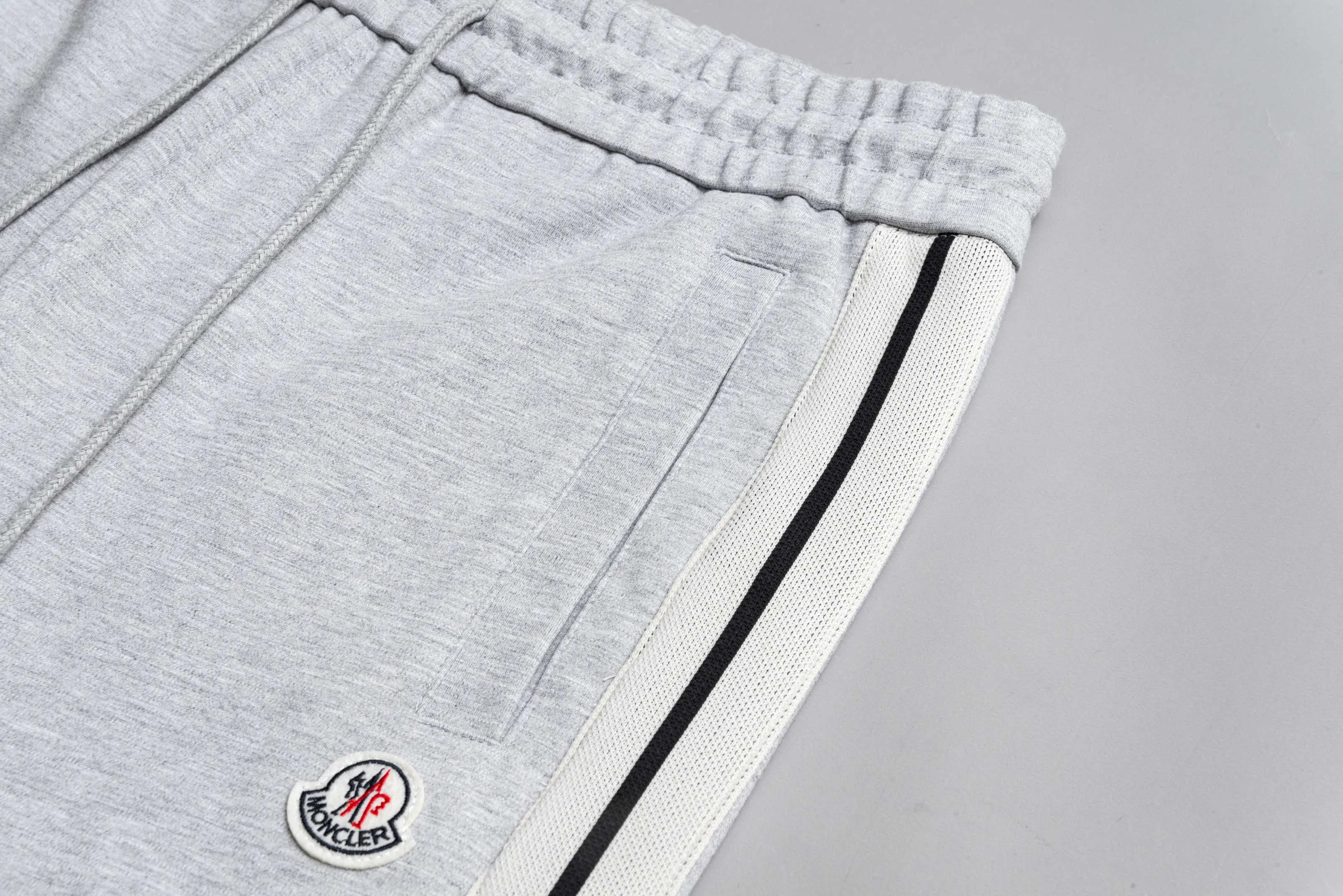P230 MONCLER/muzzle Customized fabric suit casual sweatpants Simple side webbing splicing craftsmanship small chapter logo LOGO Official synchronization High version High quality Fashion personality Versatile trend Pure original quality Original fabric Hang tag Collar label Washed wheat Complete three standards Color: Black. Blue. Gray. Size: S-2XL