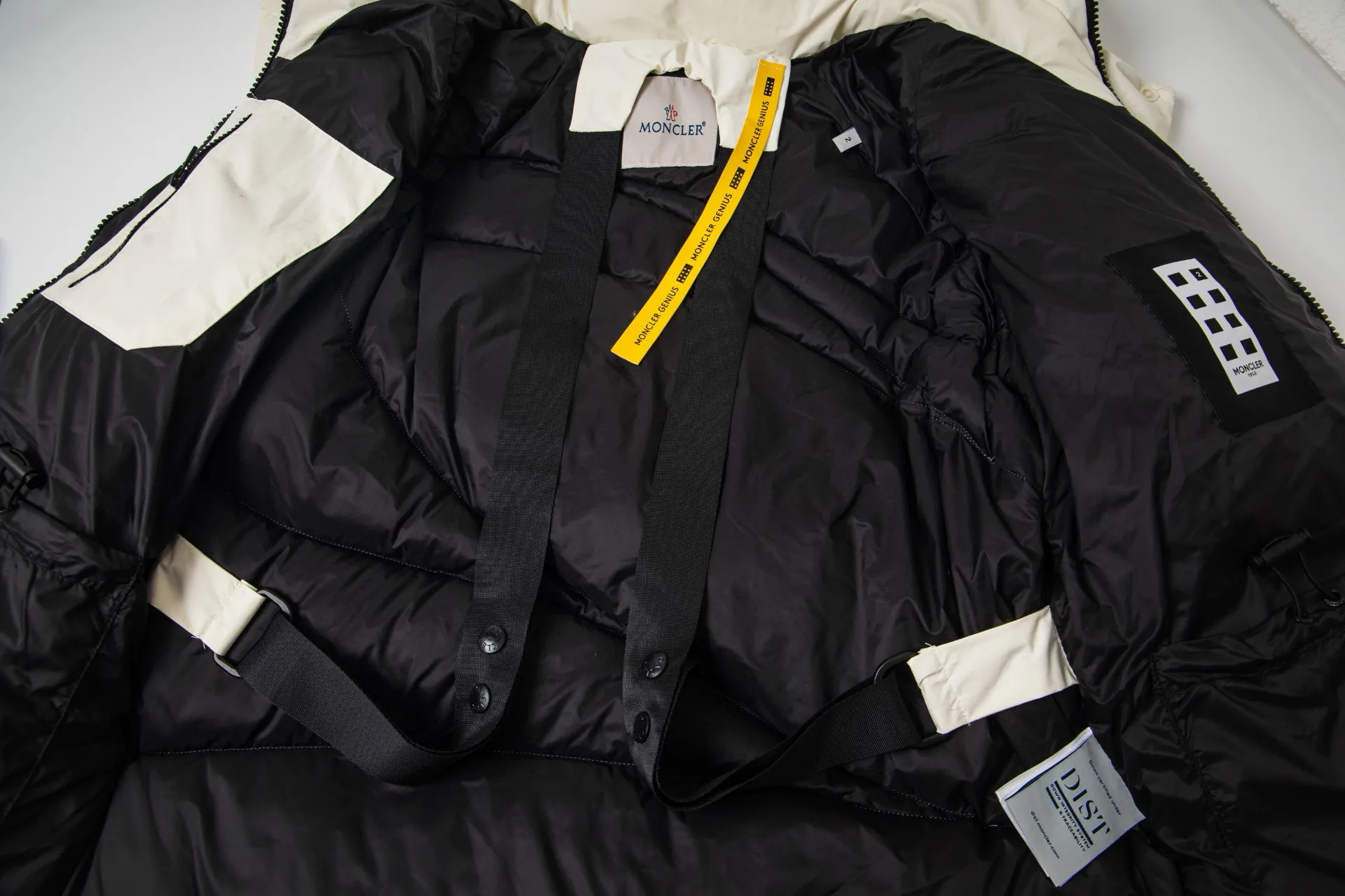 P1010 Style No.: G120 Moncler Mouth Mouth Autumn and Winter New Style Hooded Down Jacket with Classic Leather Logo on the Chest 1️⃣ Made of top-grade 90 down, super soft and full of feathers, super heavy-duty fabrics with excellent workmanship! 2️⃣Original custom-made hardware accessories are all imported and original, absolutely high quality, a full set of customized accessories, complete with three standards, same style for men and women, a must-have for couples! 2️⃣It is very youthful and energetic, and can be easily worn by both men and women. It is very in line with the fashion aesthetic concepts of today's young people! Color: black, white Size: S, M, L, XL