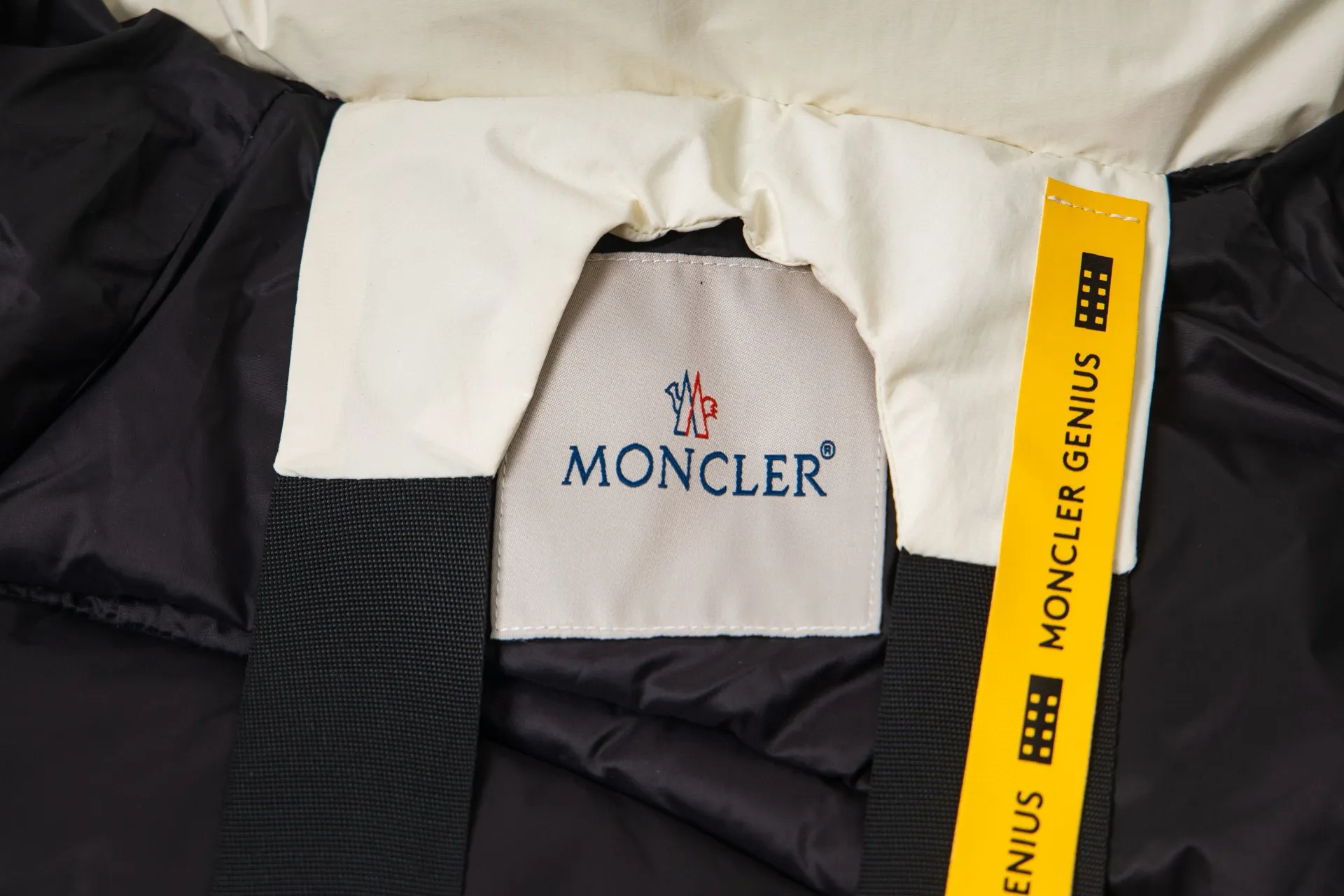P1010 Style No.: G120 Moncler Mouth Mouth Autumn and Winter New Style Hooded Down Jacket with Classic Leather Logo on the Chest 1️⃣ Made of top-grade 90 down, super soft and full of feathers, super heavy-duty fabrics with excellent workmanship! 2️⃣Original custom-made hardware accessories are all imported and original, absolutely high quality, a full set of customized accessories, complete with three standards, same style for men and women, a must-have for couples! 2️⃣It is very youthful and energetic, and can be easily worn by both men and women. It is very in line with the fashion aesthetic concepts of today's young people! Color: black, white Size: S, M, L, XL