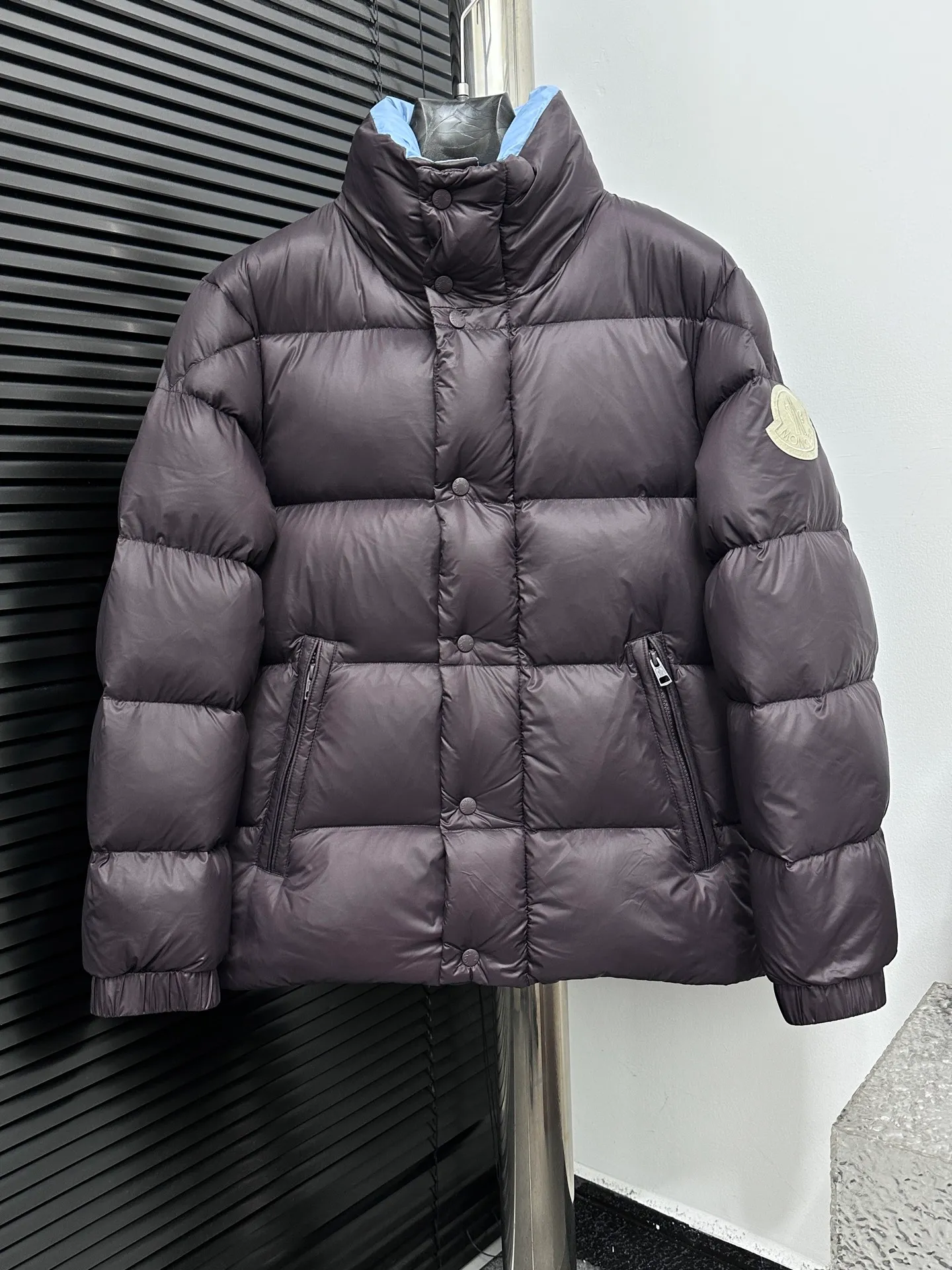 ￼ P860 [𝑴𝒐𝒏𝒄𝒍𝒆𝒓] Men's Mouth DERVOR Series Green Fatty Long Sleeve Down Jacket Men's Mouth DERVOX Limited Color Match 1952 Co-branded Men's Goose Down Stand Collar Thickened Bread Can Be Made for Couples 95% national standard white gooseneck down filling. The filling is extremely full. 700+ fill power. The tag barcode model number corresponds to the official website. The tag has built-in NFC electronic sensor for anti-counterfeiting) Dervox down is made of lightweight nylon laqué fabric, which is comfortable and warm without being heavy. This short style features an internal shoulder strap that can be carried as a carry when the weather heats up, making it ideal for urban or alpine wear. Made in pop tones, it's finished with a bold logo patch. Details Made of lightweight nvlon laqué fabric Color: Fat Blue Sizes: 1-2-3-4-5