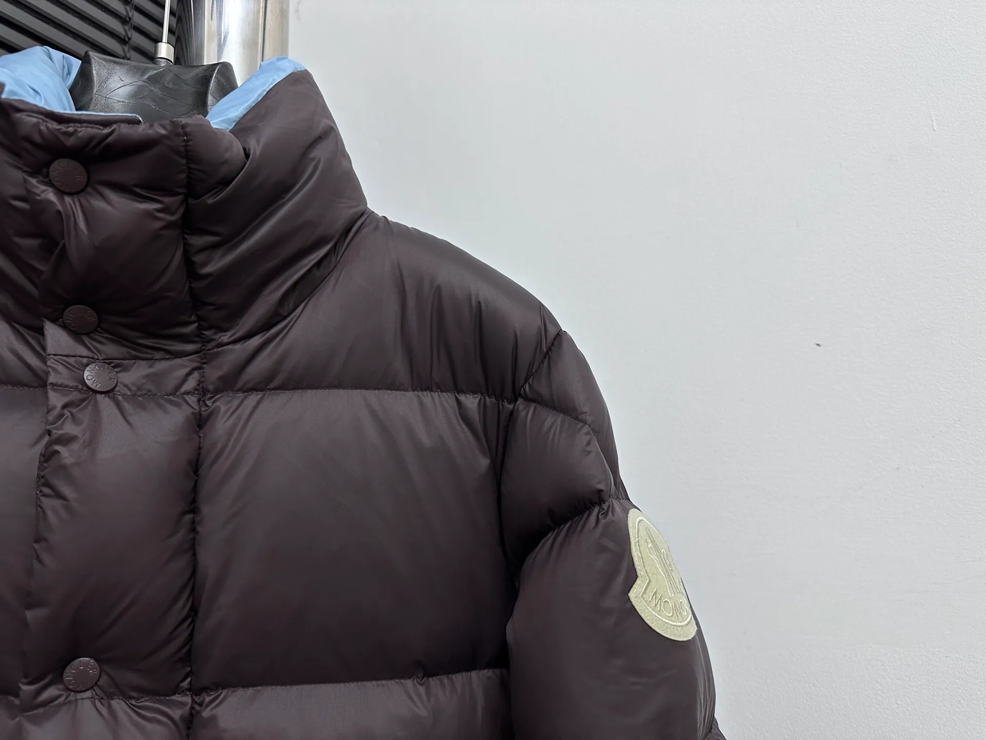 ￼ P860 [𝑴𝒐𝒏𝒄𝒍𝒆𝒓] Men's Mouth DERVOR Series Green Fatty Long Sleeve Down Jacket Men's Mouth DERVOX Limited Color Match 1952 Co-branded Men's Goose Down Stand Collar Thickened Bread Can Be Made for Couples 95% national standard white gooseneck down filling. The filling is extremely full. 700+ fill power. The tag barcode model number corresponds to the official website. The tag has built-in NFC electronic sensor for anti-counterfeiting) Dervox down is made of lightweight nylon laqué fabric, which is comfortable and warm without being heavy. This short style features an internal shoulder strap that can be carried as a carry when the weather heats up, making it ideal for urban or alpine wear. Made in pop tones, it's finished with a bold logo patch. Details Made of lightweight nvlon laqué fabric Color: Fat Blue Sizes: 1-2-3-4-5