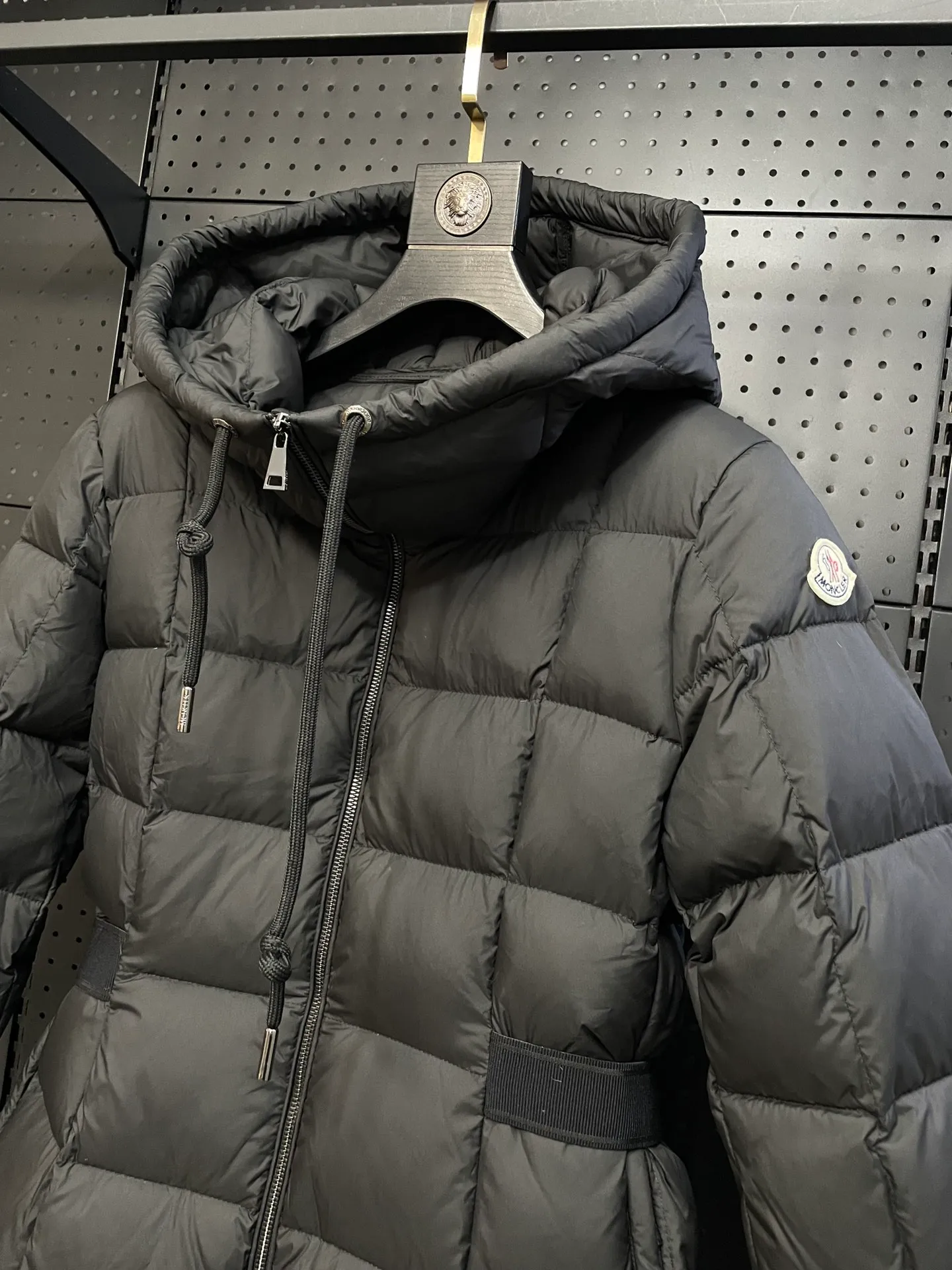 P1000 moncler 🌟New winter product, long women's down jacket (⚠️super-grade duck down filling, tag barcode model number corresponds to the official website, tag has built-in NFC inductive anti-counterfeiting, this filling technology is in the skirt, super downy one) hot style that the fugitive princess must buy. Women's long down jacket interprets classic items with new proportions, showing impeccable fashion style. Product Details Made from polyester, this long down jacket has a slim, wide silhouette with a nipped-in waist and lightweight lining. The sculpted hood adds a finishing touch. Made of polyester lining • Down filled • Adjustable hood • Zipper closure • Zippered pockets • Elastic waist • Logo patch Sizes: 0-3 Fairy