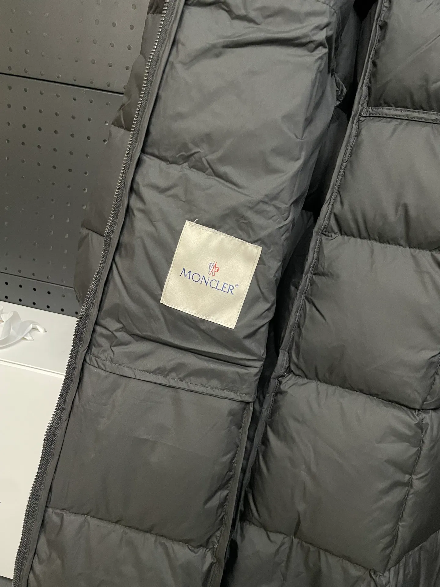 P1000 moncler 🌟New winter product, long women's down jacket (⚠️super-grade duck down filling, tag barcode model number corresponds to the official website, tag has built-in NFC inductive anti-counterfeiting, this filling technology is in the skirt, super downy one) hot style that the fugitive princess must buy. Women's long down jacket interprets classic items with new proportions, showing impeccable fashion style. Product Details Made from polyester, this long down jacket has a slim, wide silhouette with a nipped-in waist and lightweight lining. The sculpted hood adds a finishing touch. Made of polyester lining • Down filled • Adjustable hood • Zipper closure • Zippered pockets • Elastic waist • Logo patch Sizes: 0-3 Fairy