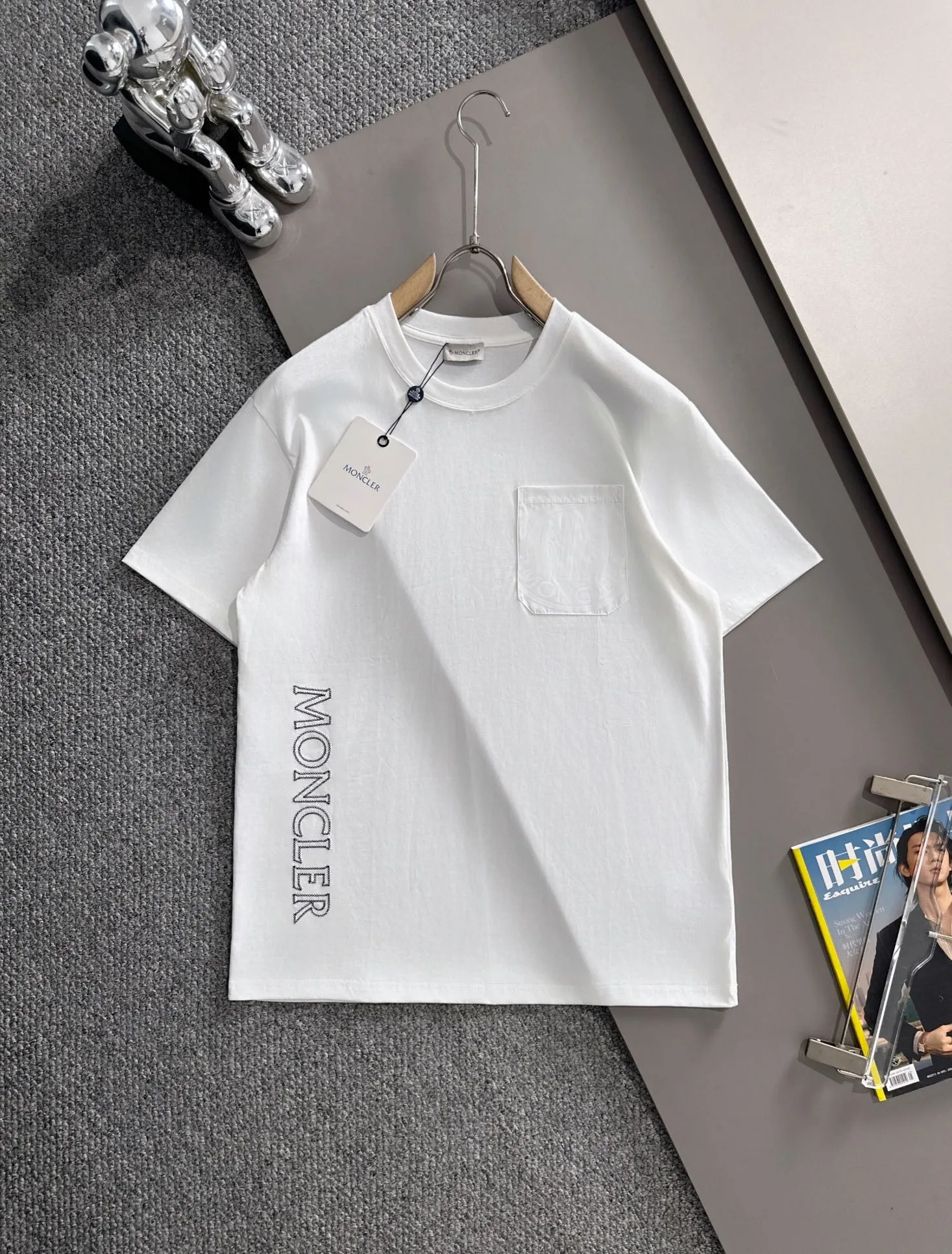 P190 🌸🌸 Moncler 25ss new early spring short-sleeved T-shirt, a must-have item for men and women for daily commuting. The high-strength pure cotton double sand fabric feels heavy when weighed. The upper body is more textured than ordinary T-shirts and is not easy to deform. The loose version design looks noble. ❗Three standards complete❗ Size: xS, S, M, L Color: Picture color