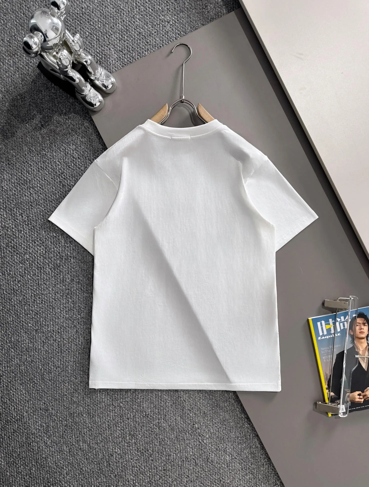 P190 🌸🌸 Moncler 25ss new early spring short-sleeved T-shirt, a must-have item for men and women for daily commuting. The high-strength pure cotton double sand fabric feels heavy when weighed. The upper body is more textured than ordinary T-shirts and is not easy to deform. The loose version design looks noble. ❗Three standards complete❗ Size: xS, S, M, L Color: Picture color