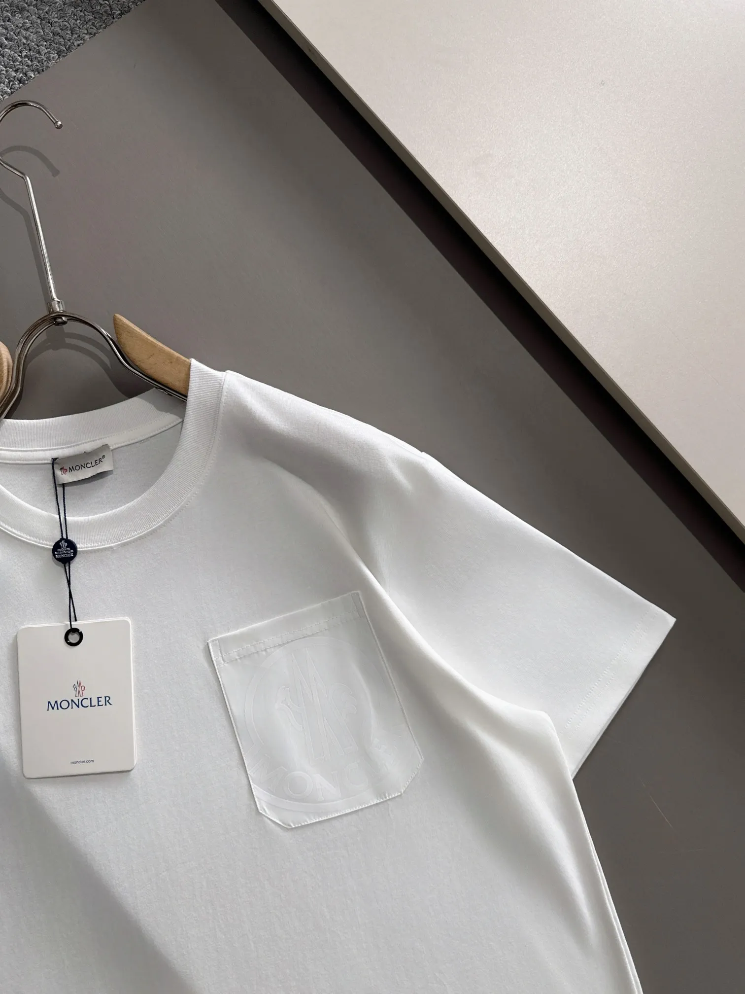 P190 🌸🌸 Moncler 25ss new early spring short-sleeved T-shirt, a must-have item for men and women for daily commuting. The high-strength pure cotton double sand fabric feels heavy when weighed. The upper body is more textured than ordinary T-shirts and is not easy to deform. The loose version design looks noble. ❗Three standards complete❗ Size: xS, S, M, L Color: Picture color