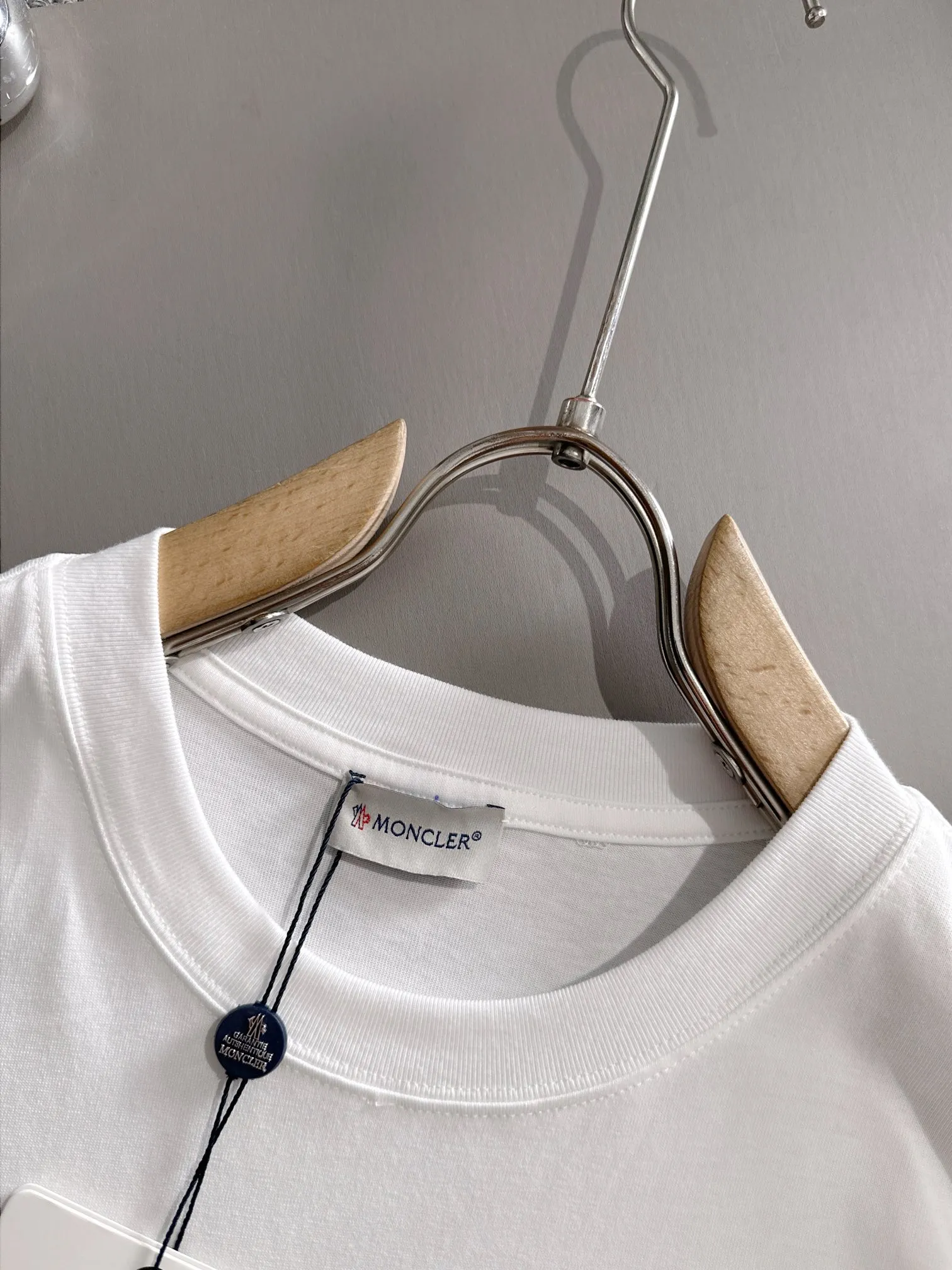 P190 🌸🌸 Moncler 25ss new early spring short-sleeved T-shirt, a must-have item for men and women for daily commuting. The high-strength pure cotton double sand fabric feels heavy when weighed. The upper body is more textured than ordinary T-shirts and is not easy to deform. The loose version design looks noble. ❗Three standards complete❗ Size: xS, S, M, L Color: Picture color