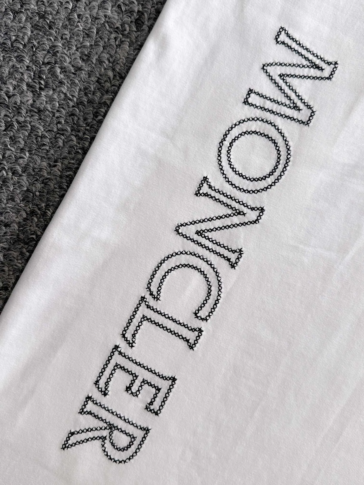 P190 🌸🌸 Moncler 25ss new early spring short-sleeved T-shirt, a must-have item for men and women for daily commuting. The high-strength pure cotton double sand fabric feels heavy when weighed. The upper body is more textured than ordinary T-shirts and is not easy to deform. The loose version design looks noble. ❗Three standards complete❗ Size: xS, S, M, L Color: Picture color