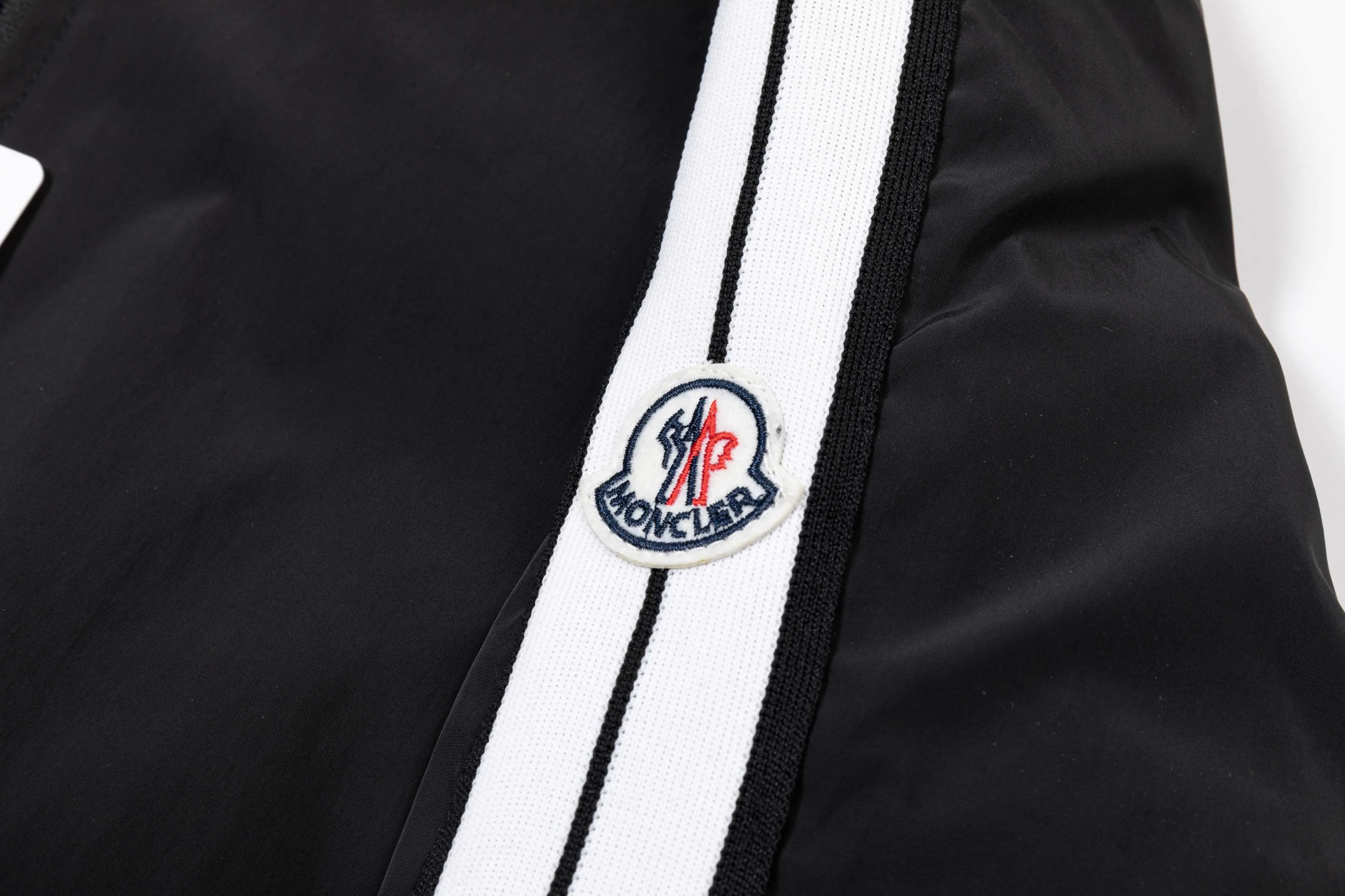P340 MONCLER 2025 new autumn and winter hooded windbreaker jacket, synchronized with the official website. Stylish style, rigorous workmanship, neat wiring, good upper body effect, original custom-made hardware zipper, code number: M-3XL, color: picture color