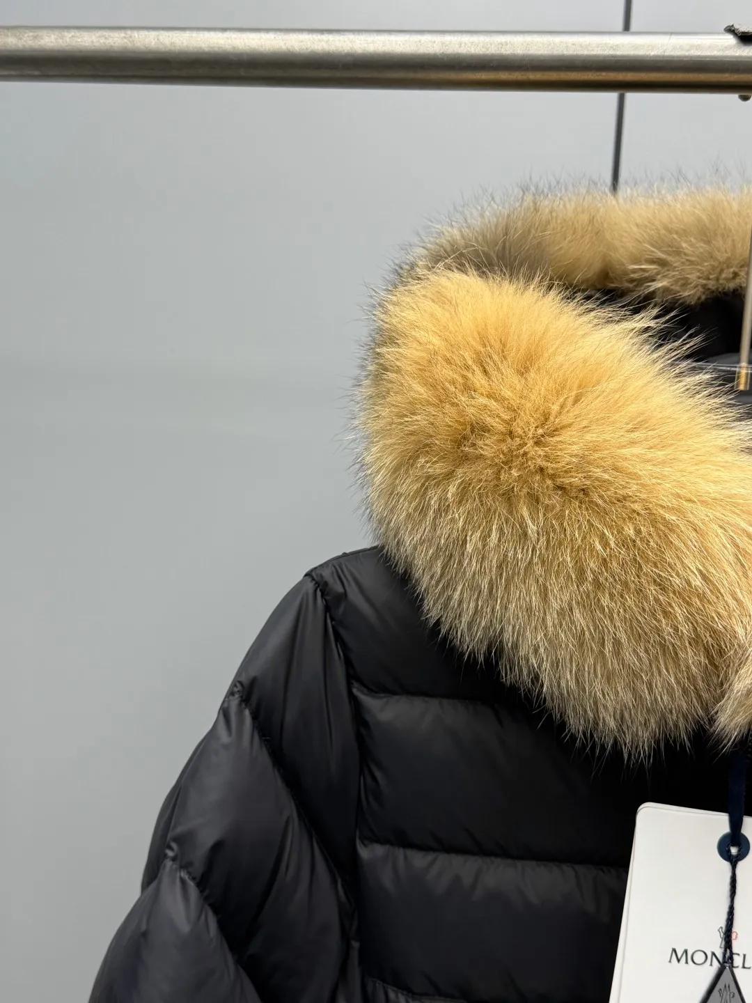 P1180 MONCLER 2025FW Women's Cupidone Large Fur Collar Small Waist Slim Belt Hooded Down Jacket Three-dimensional girdle design: innovatively uses an adjustable belt to accurately outline women's waist curves, effectively enhance the waistline, reshape the golden body proportions, and completely bid farewell to the bloated feeling of traditional down jackets. A-line micro silhouette: tall and straight upper body, slightly flared hem, elegance and agility coexist. Symbol of luxury | Oversized fur collar, choose a large fur collar: The brim of the hat is decorated with a luxurious and fluffy large fur collar, which not only provides the ultimate in warmth and care, but also demonstrates extraordinary taste and strong aura. High-quality fleece core: uniform fleece filling and temperature locking technology to ensure that it remains warm as spring in extremely cold environments. Whether paired with skinny jeans to create a casual fashion, or worn under a dress to show elegance. Color: Milky white, brown, black Size: 1-2-3-4