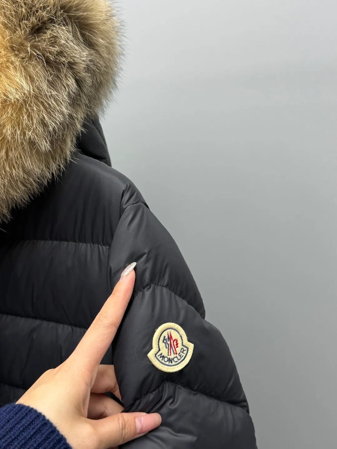 P1180 MONCLER 2025FW Women's Cupidone Large Fur Collar Small Waist Slim Belt Hooded Down Jacket Three-dimensional girdle design: innovatively uses an adjustable belt to accurately outline women's waist curves, effectively enhance the waistline, reshape the golden body proportions, and completely bid farewell to the bloated feeling of traditional down jackets. A-line micro silhouette: tall and straight upper body, slightly flared hem, elegance and agility coexist. Symbol of luxury | Oversized fur collar, choose a large fur collar: The brim of the hat is decorated with a luxurious and fluffy large fur collar, which not only provides the ultimate in warmth and care, but also demonstrates extraordinary taste and strong aura. High-quality fleece core: uniform fleece filling and temperature locking technology to ensure that it remains warm as spring in extremely cold environments. Whether paired with skinny jeans to create a casual fashion, or worn under a dress to show elegance. Color: Milky white, brown, black Size: 1-2-3-4