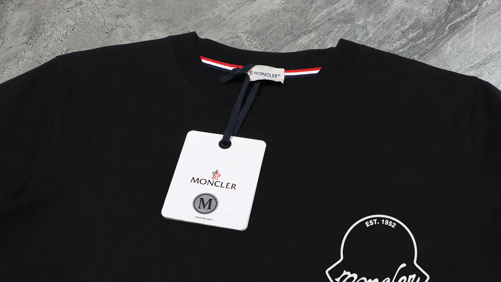 P140 💰Upgraded version "Mobile phone smart sensor ~ NFC chip armband ~ direct access to the official website for anti-counterfeiting" "Moncler ~ Mouth Mouth" 2025 new high-quality round neck short-sleeved T-shirt. The cuffs have imported embroidered labels. Customized dyeing, very comfortable to touch. Super versatile and good-looking short-sleeved. Complete with three labels. Non-market ordinary version. Feel free to compare. Quality is absolutely guaranteed! ‼ First of all, this original fabric is all custom-woven with 32-count double yarn fabric, 250G, and the weight is the same‼ Fine workmanship, double waistcoat method, double waistcoat method, double waistcoat method makes the whole dress more three-dimensional, which is not a craft that ordinary T-shirts can achieve🤪 Size: S-M-L-XL-2XL Color: black, white, apricot, same style for men and women