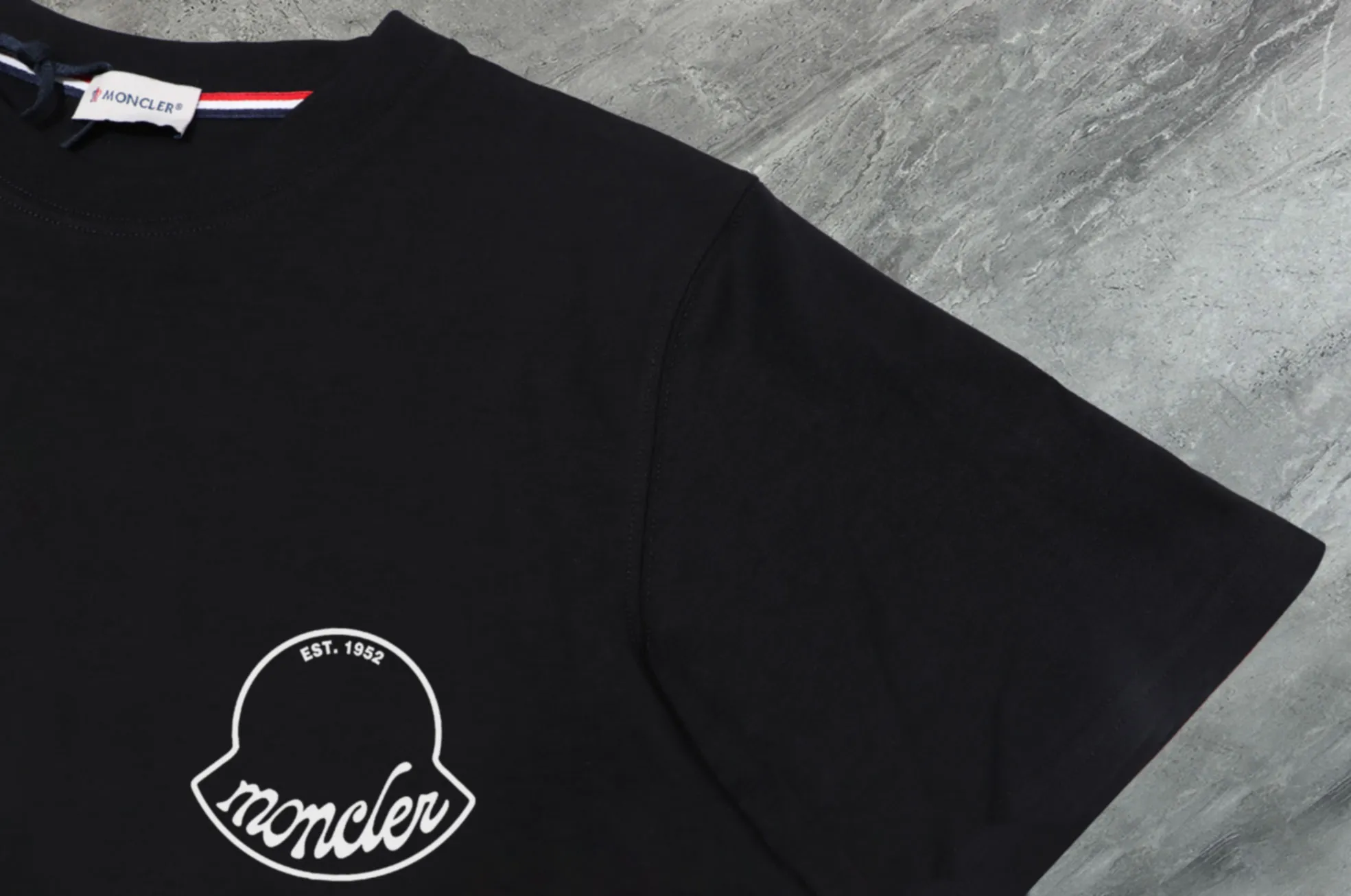 P140 💰Upgraded version "Mobile phone smart sensor ~ NFC chip armband ~ direct access to the official website for anti-counterfeiting" "Moncler ~ Mouth Mouth" 2025 new high-quality round neck short-sleeved T-shirt. The cuffs have imported embroidered labels. Customized dyeing, very comfortable to touch. Super versatile and good-looking short-sleeved. Complete with three labels. Non-market ordinary version. Feel free to compare. Quality is absolutely guaranteed! ‼ First of all, this original fabric is all custom-woven with 32-count double yarn fabric, 250G, and the weight is the same‼ Fine workmanship, double waistcoat method, double waistcoat method, double waistcoat method makes the whole dress more three-dimensional, which is not a craft that ordinary T-shirts can achieve🤪 Size: S-M-L-XL-2XL Color: black, white, apricot, same style for men and women