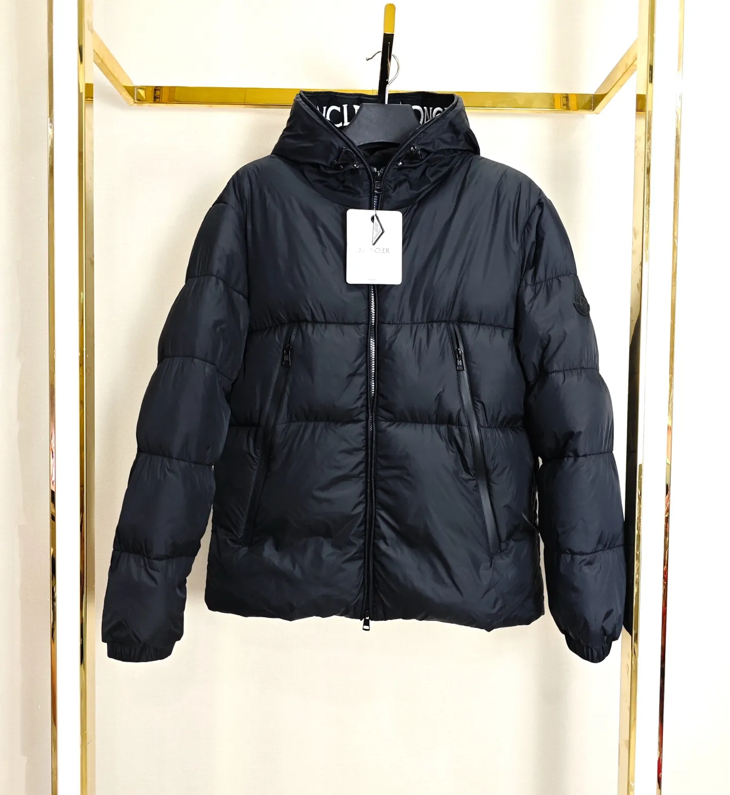 P400 Moncler · Mongolian MONTCLA series New hooded cotton jacket, the same style as Wang Hedi. The letters are exquisitely embroidered. All the accessories are the same. Full of details. The same style for couples. The best choice to buy! Size: m-2xl