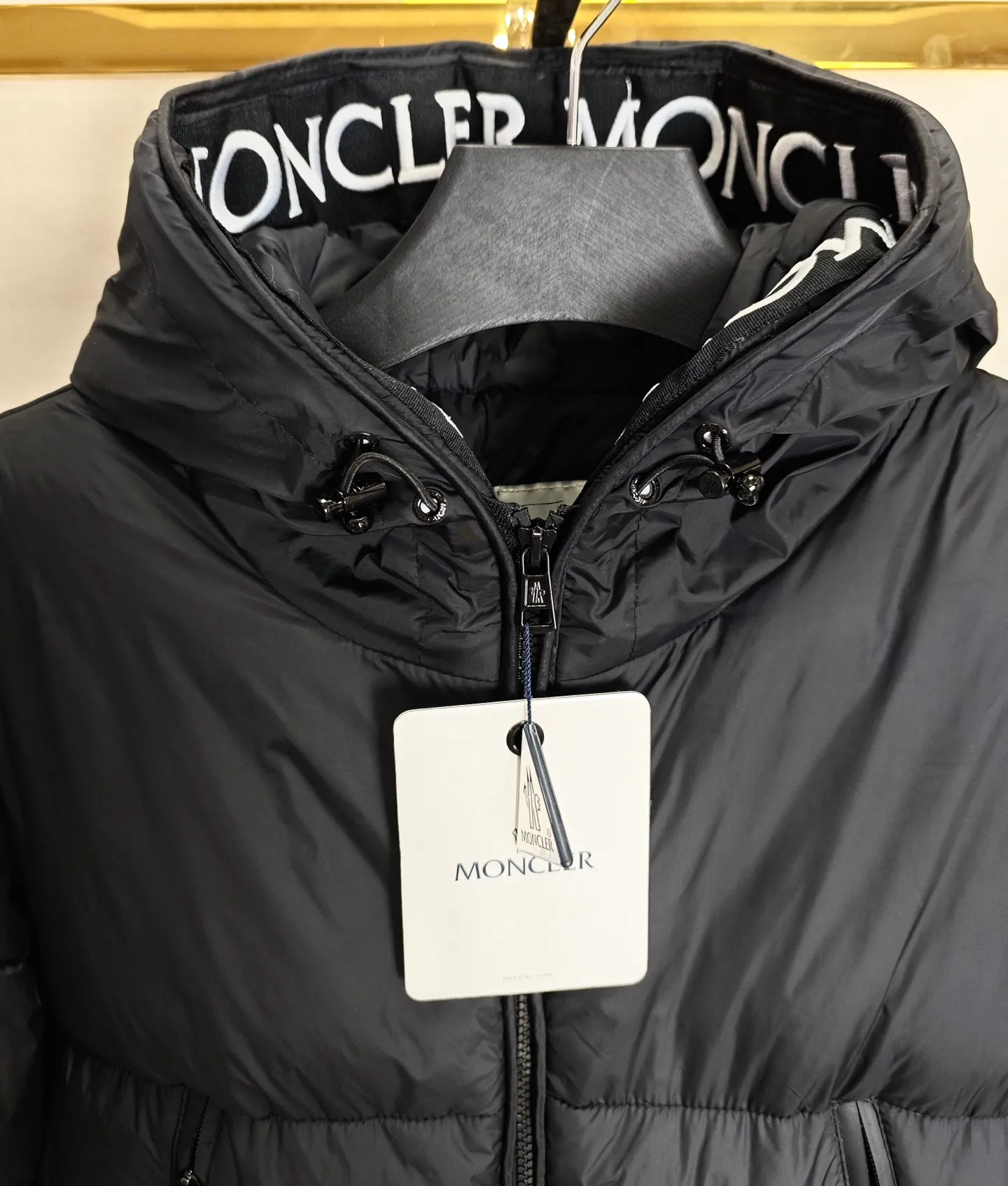P400 Moncler · Mongolian MONTCLA series New hooded cotton jacket, the same style as Wang Hedi. The letters are exquisitely embroidered. All the accessories are the same. Full of details. The same style for couples. The best choice to buy! Size: m-2xl
