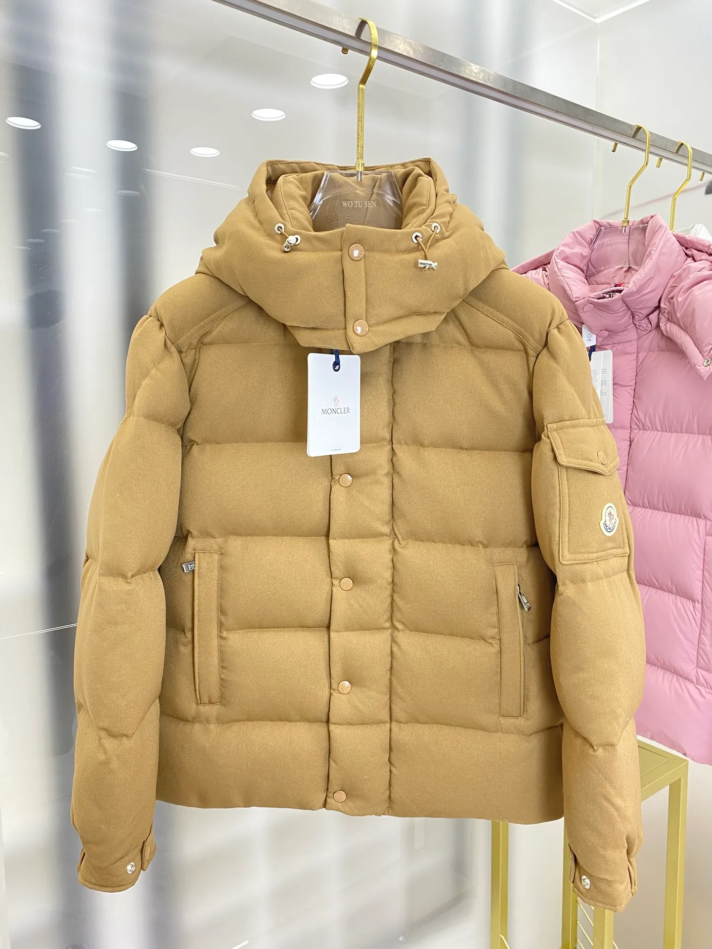 P920 Moncler's latest matte Maya: ceiling version, made of gutless and anti-velvet, (goose velvet) fabric feels as soft as skin, same style for men and women, 5 colors in total: off-white, pearl gray, dry rose pink, khaki, matte black, size: off-white: 01234, pearl gray: 01234, dry rose pink 01234, khaki: 012345, black: 012345 FFF7