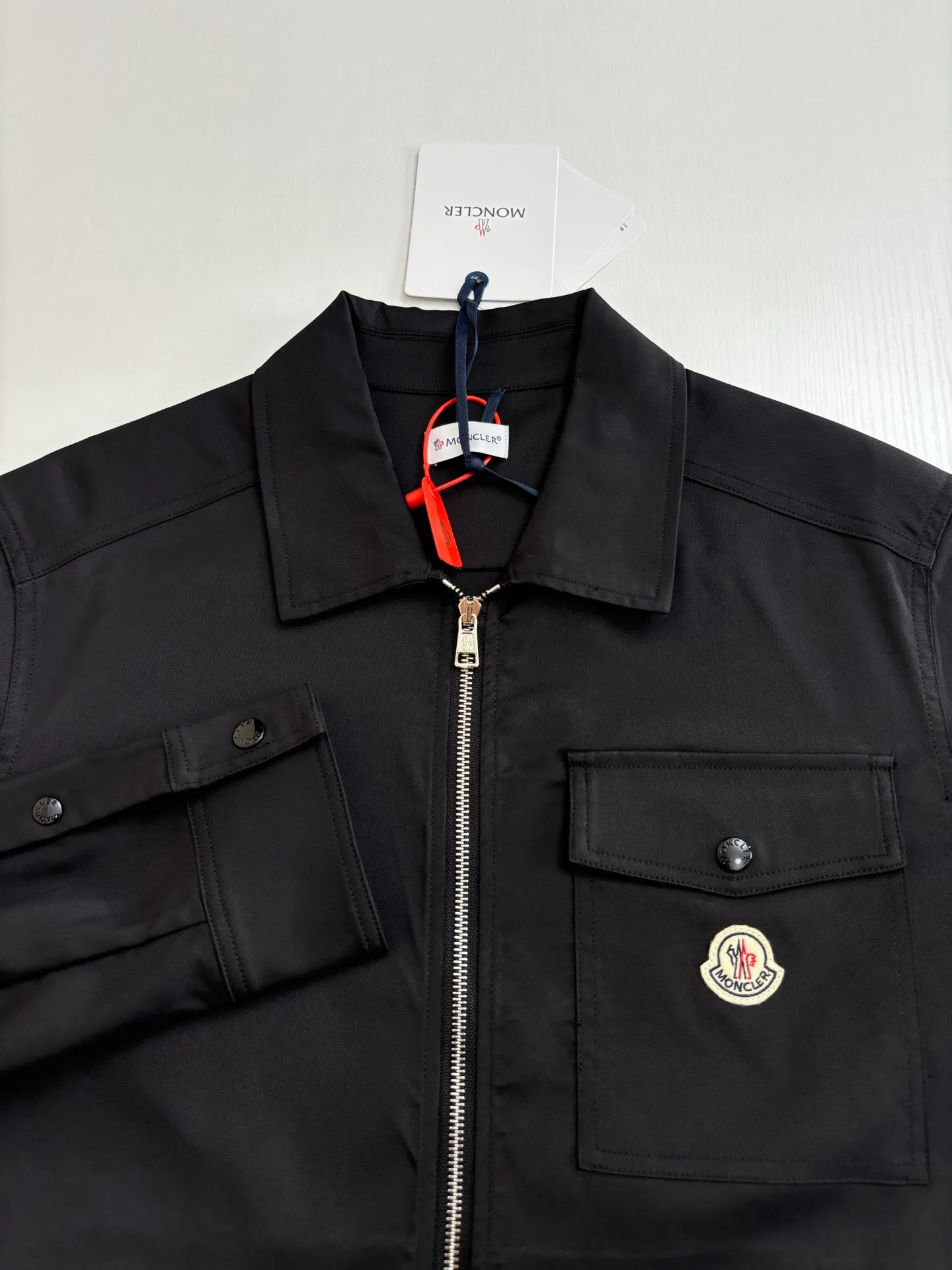 P490 Moncle*/muzzle Logo zipper shirt jacket Custom-made high-quality cotton hidden pattern gabardine Full of texture Comfortable and close to the skin With pure black as the base color Calm, restrained and full of strength The iconic Moncler logo embroidered logo is embellished on it to increase brand recognition Simple and smooth lines The zipper opening and closing also follows the principle of minimalism. Use simplicity as the pen and texture as the ink. Use the simplest elements to outline the most moving fashion picture. Size：S/M/L/XL