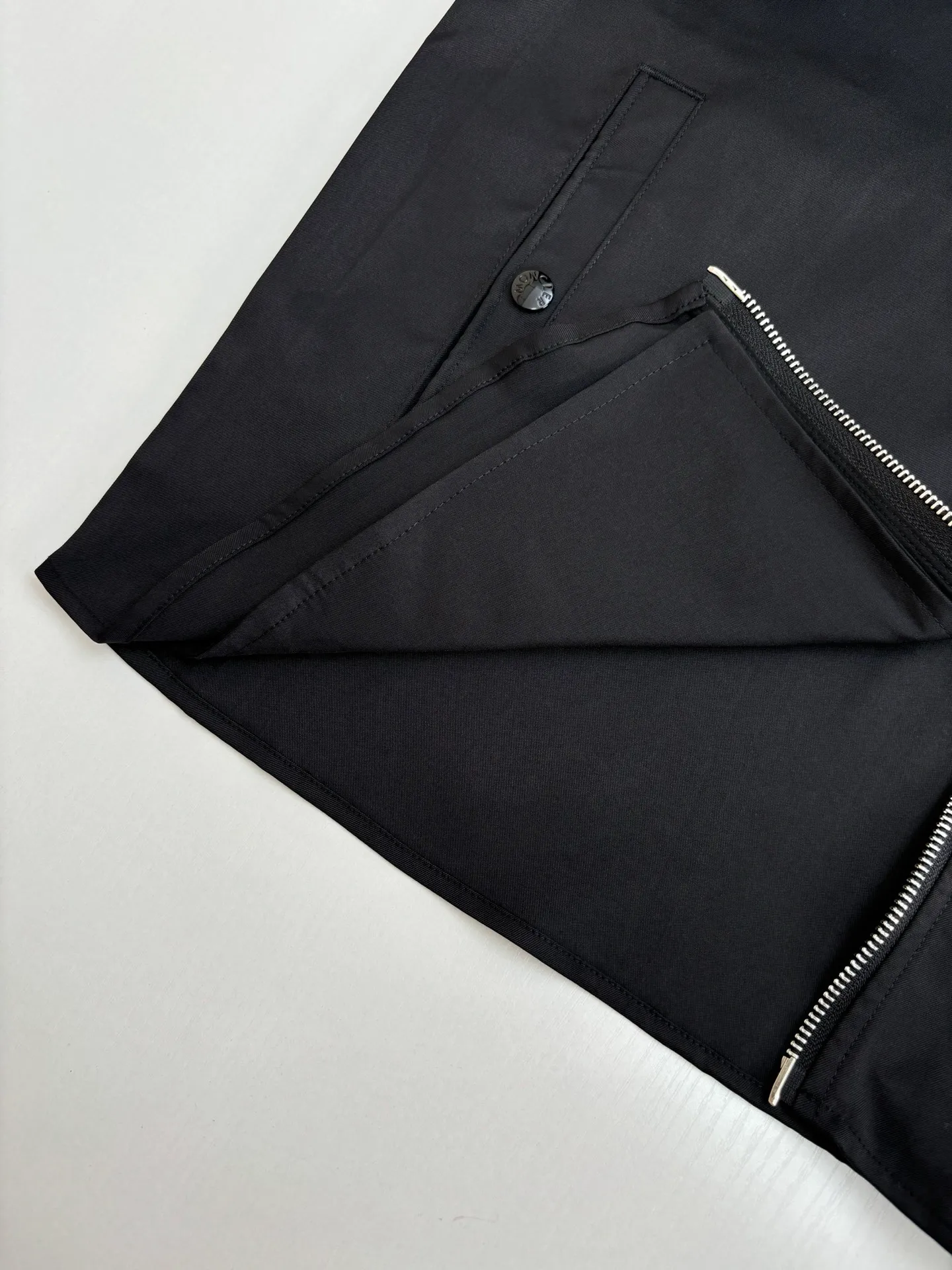 P490 Moncle*/muzzle Logo zipper shirt jacket Custom-made high-quality cotton hidden pattern gabardine Full of texture Comfortable and close to the skin With pure black as the base color Calm, restrained and full of strength The iconic Moncler logo embroidered logo is embellished on it to increase brand recognition Simple and smooth lines The zipper opening and closing also follows the principle of minimalism. Use simplicity as the pen and texture as the ink. Use the simplest elements to outline the most moving fashion picture. Size：S/M/L/XL