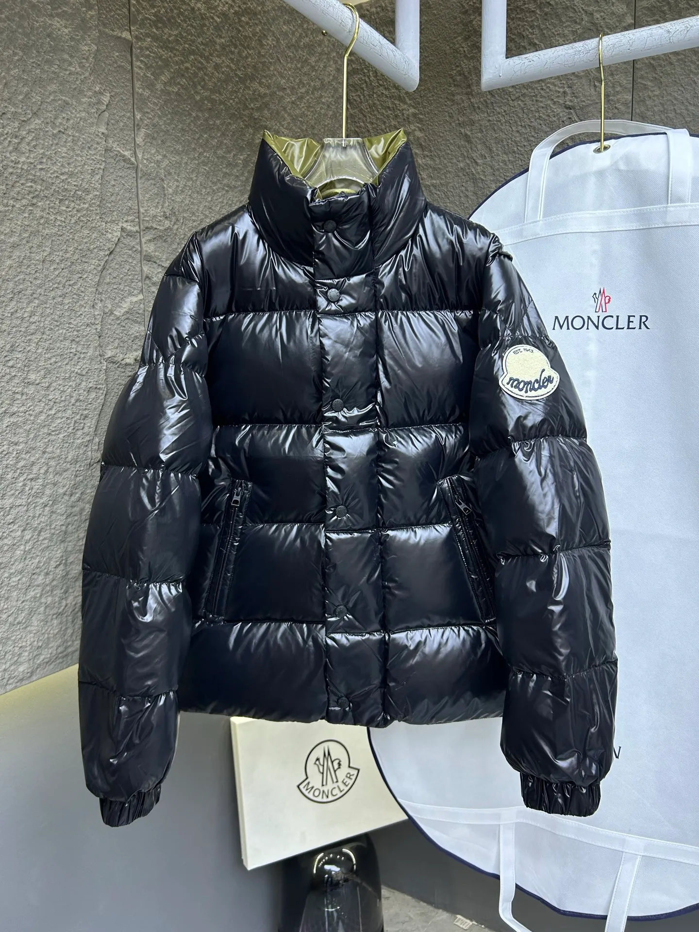 P900 ✨✨✨ Moncler's new Tripiti men's short down jacket. The Tripiti down jacket is made of functional shiny nylon fabric, which is comfortable and warm without being heavy. Chenille logo patch highlights the essence of the brand. Style number: Dabiao 1952 Size: 12345 Color: black white
