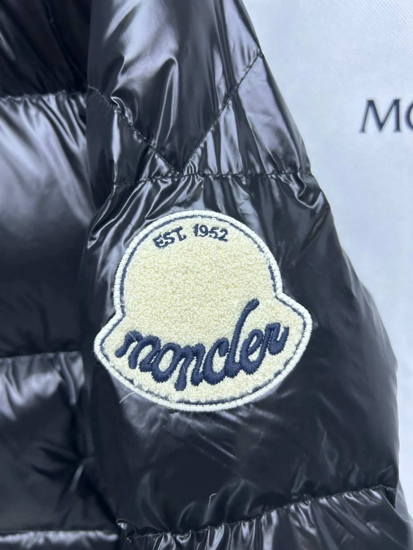 P900 ✨✨✨ Moncler's new Tripiti men's short down jacket. The Tripiti down jacket is made of functional shiny nylon fabric, which is comfortable and warm without being heavy. Chenille logo patch highlights the essence of the brand. Style number: Dabiao 1952 Size: 12345 Color: black white