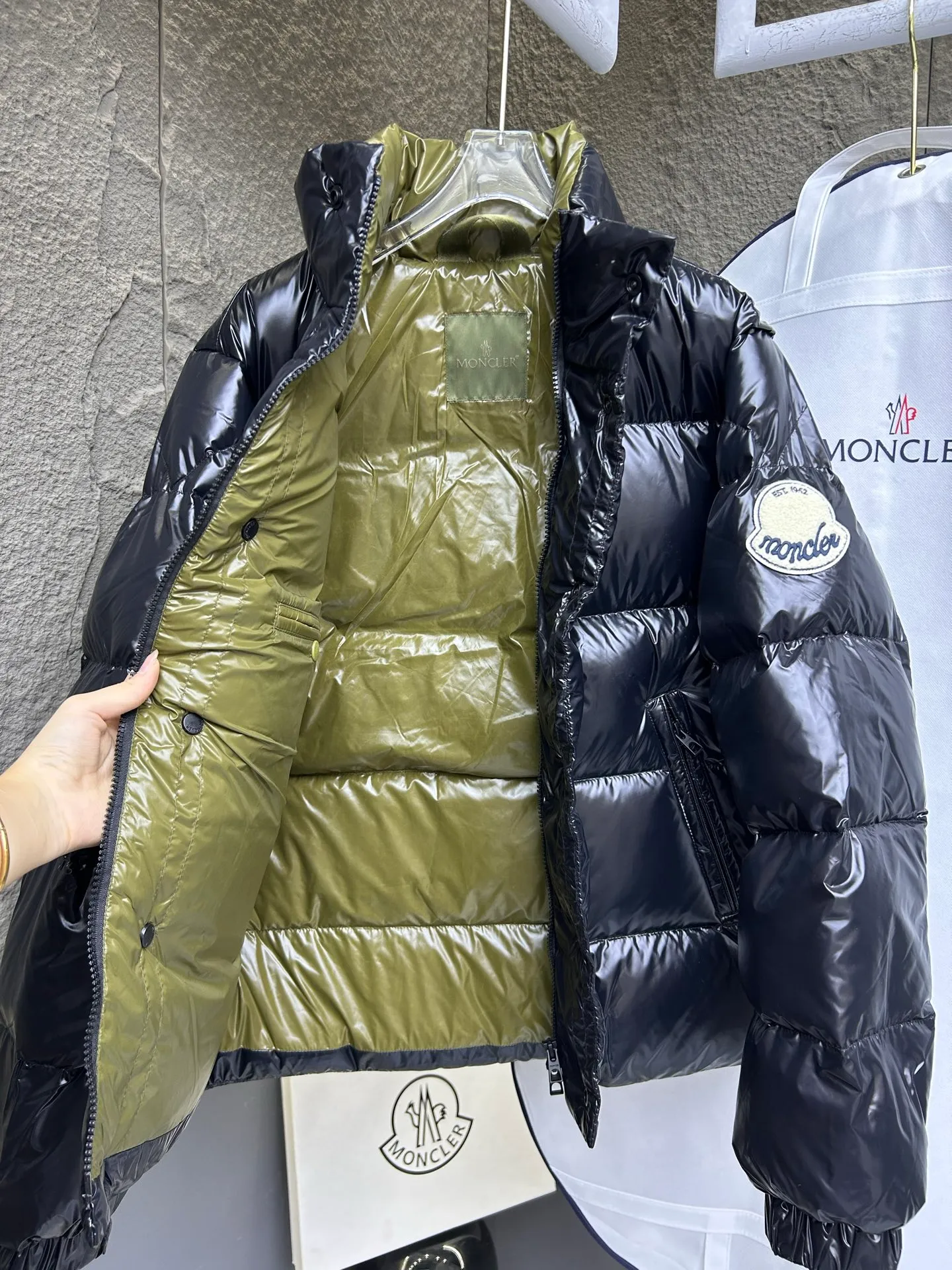 P900 ✨✨✨ Moncler's new Tripiti men's short down jacket. The Tripiti down jacket is made of functional shiny nylon fabric, which is comfortable and warm without being heavy. Chenille logo patch highlights the essence of the brand. Style number: Dabiao 1952 Size: 12345 Color: black white