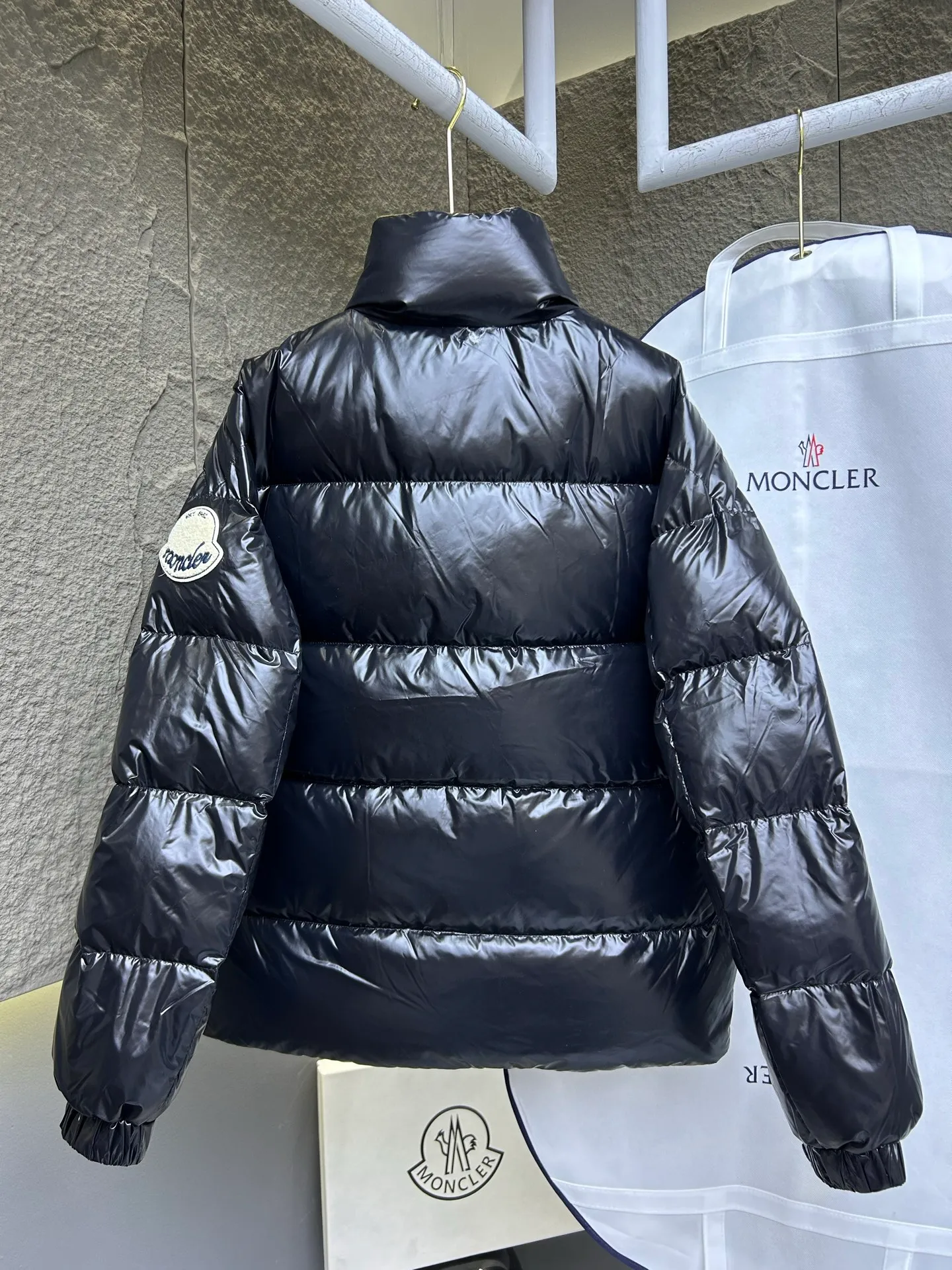 P900 ✨✨✨ Moncler's new Tripiti men's short down jacket. The Tripiti down jacket is made of functional shiny nylon fabric, which is comfortable and warm without being heavy. Chenille logo patch highlights the essence of the brand. Style number: Dabiao 1952 Size: 12345 Color: black white