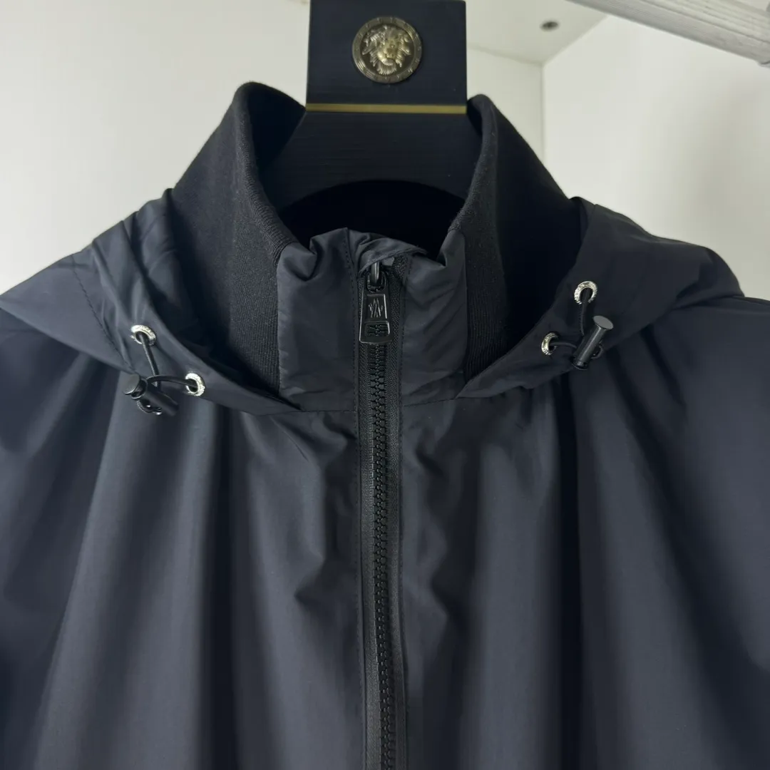 P430.00, Moncler new spring, summer and autumn jackets, windbreakers and jackets! The upper is soft and comfortable, windproof and rainproof and super lightweight! The arms are printed with the latest brand prints ~ the style is even more fashionable and stylish, the zippers are engraved with logos, and various details highlight the quality! It can be worn as a jacket in spring and autumn, and it is very nice to use in concave shapes! Practical and versatile. Color: black (spring, summer and autumn) Size: M-2XL