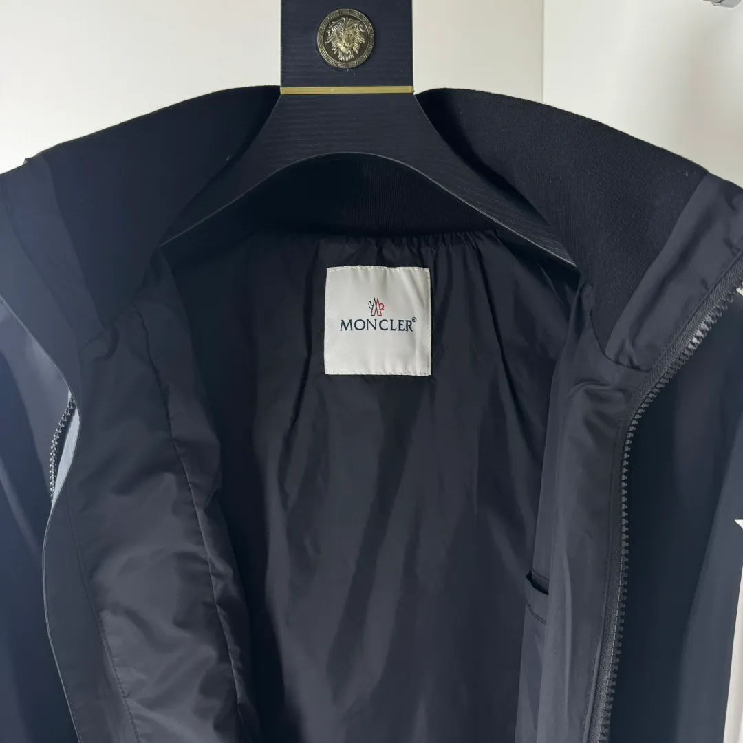 P430.00, Moncler new spring, summer and autumn jackets, windbreakers and jackets! The upper is soft and comfortable, windproof and rainproof and super lightweight! The arms are printed with the latest brand prints ~ the style is even more fashionable and stylish, the zippers are engraved with logos, and various details highlight the quality! It can be worn as a jacket in spring and autumn, and it is very nice to use in concave shapes! Practical and versatile. Color: black (spring, summer and autumn) Size: M-2XL