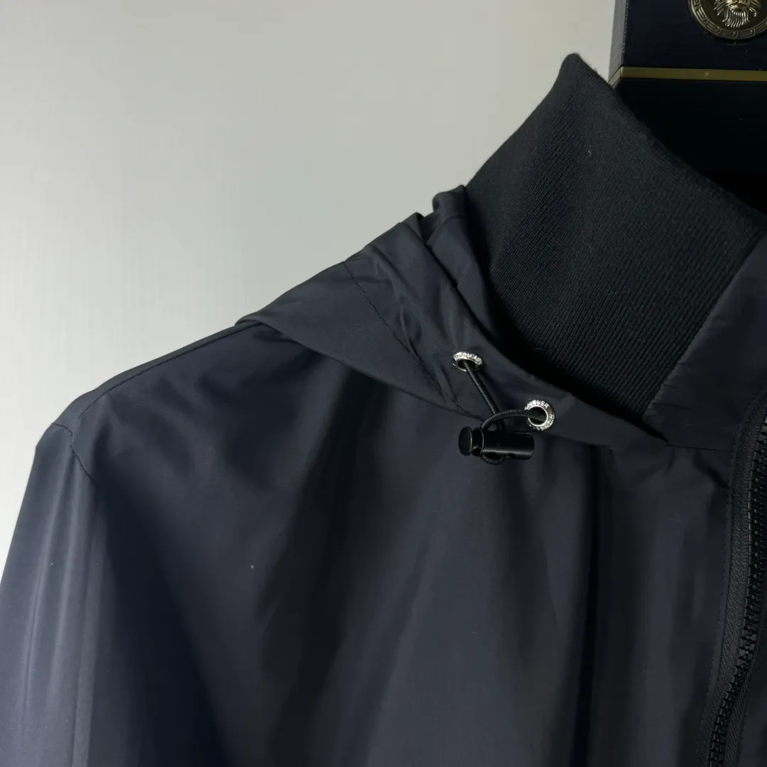 P430.00, Moncler new spring, summer and autumn jackets, windbreakers and jackets! The upper is soft and comfortable, windproof and rainproof and super lightweight! The arms are printed with the latest brand prints ~ the style is even more fashionable and stylish, the zippers are engraved with logos, and various details highlight the quality! It can be worn as a jacket in spring and autumn, and it is very nice to use in concave shapes! Practical and versatile. Color: black (spring, summer and autumn) Size: M-2XL