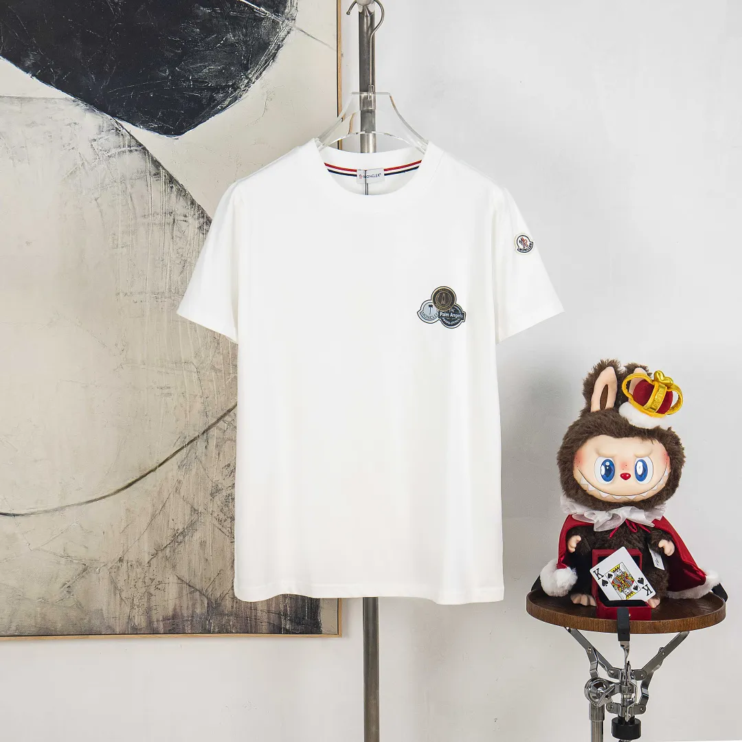 P190 💰 zp version [exclusive supply] MONCLER/muzzled 300g round neck short-sleeved T-shirt brand classic badge letter LOGO embossed process official synchronization high version high quality fashion personality versatile trend pure original quality original fabric hang tag collar label washed wheat three standards complete Color: Black. White. Size: S M L XL XXL Number: WS10012
