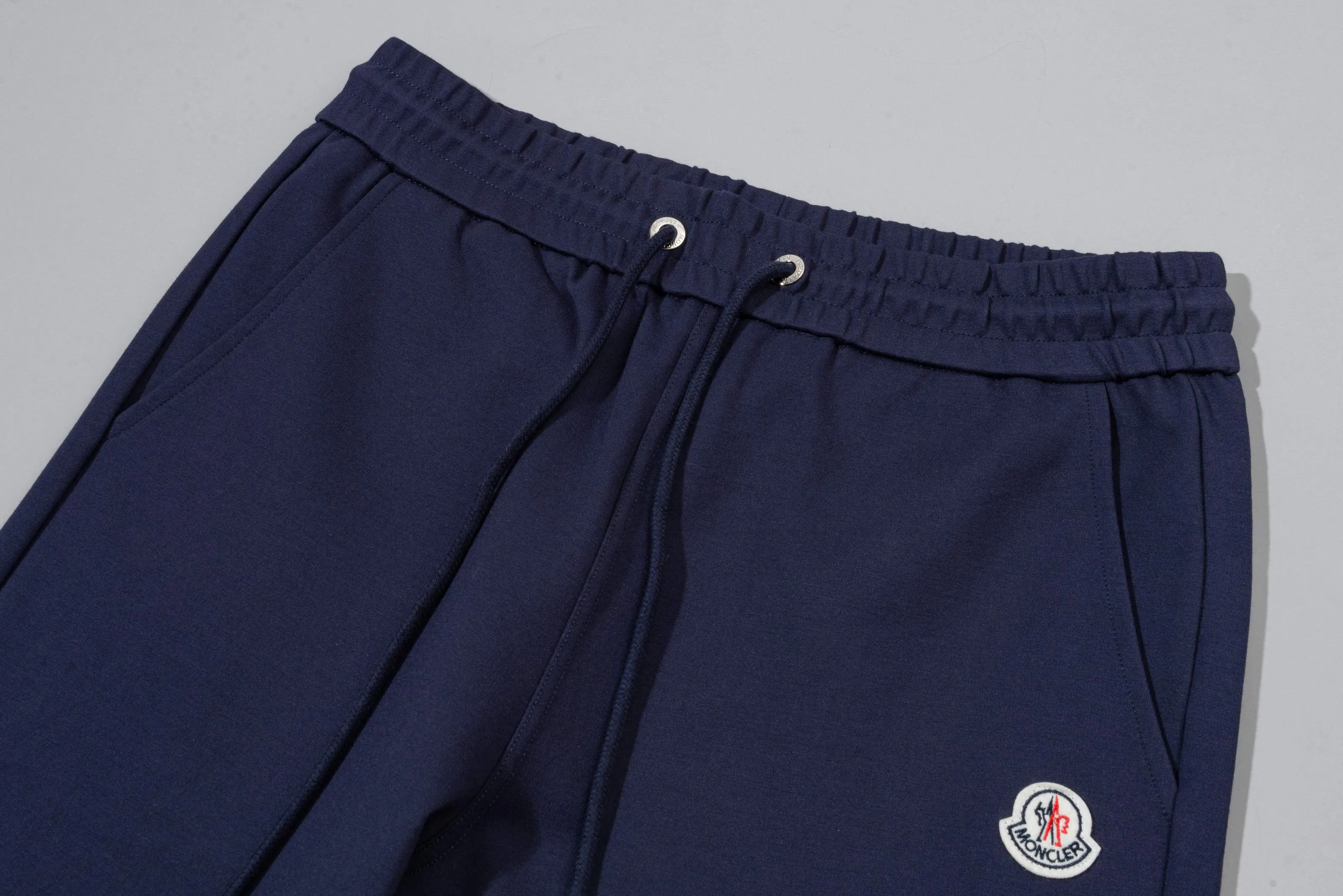P230 MONCLER/Muzzle Custom fabric suit casual sweatpants Red and blue ribbon splicing design brand Zhangzi LOGO process Official synchronization High version High quality Fashion personality Versatile trend Pure original quality Original fabric Hang tag Collar label Washed wheat Complete three standards Color: blue. Gray. Size: S-2XL