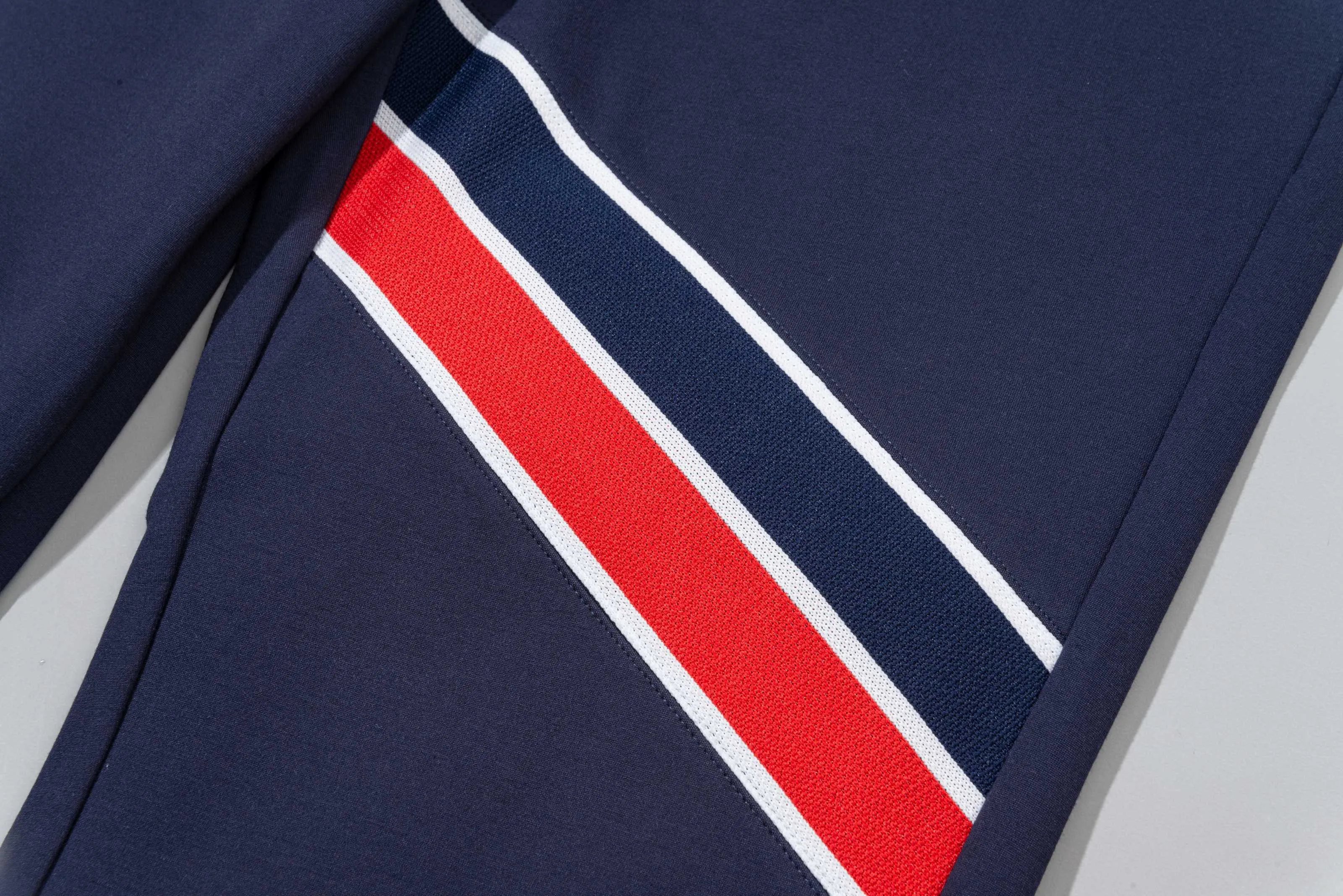 P230 MONCLER/Muzzle Custom fabric suit casual sweatpants Red and blue ribbon splicing design brand Zhangzi LOGO process Official synchronization High version High quality Fashion personality Versatile trend Pure original quality Original fabric Hang tag Collar label Washed wheat Complete three standards Color: blue. Gray. Size: S-2XL