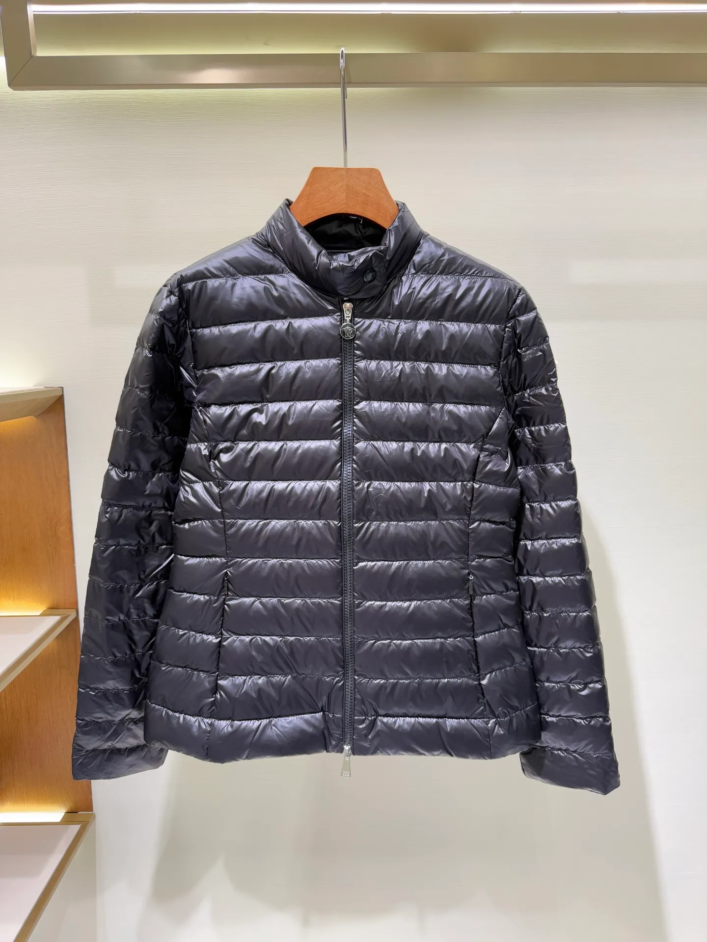 P1060 Moncler Igelle short down jacket for women. The Igelle down jacket is made of longve saison fabric and is suitable for mild weather. This nylon fabric is both warm and lightweight. Designed in a cropped silhouette, it has a slim fit and a nipped-in waist for a feminine silhouette. It is recommended to choose one size up.  Fabric: Made of longue saison fabric, Longue saison lining, filled with down (90 white goose down) Craftsmanship: zipper closure, zipper pockets, customized zigzag wool logo, customized clothing color matching hardware puller (supports NFC chip function Color: pink black off-white Size: 1 2 3 4 4442040