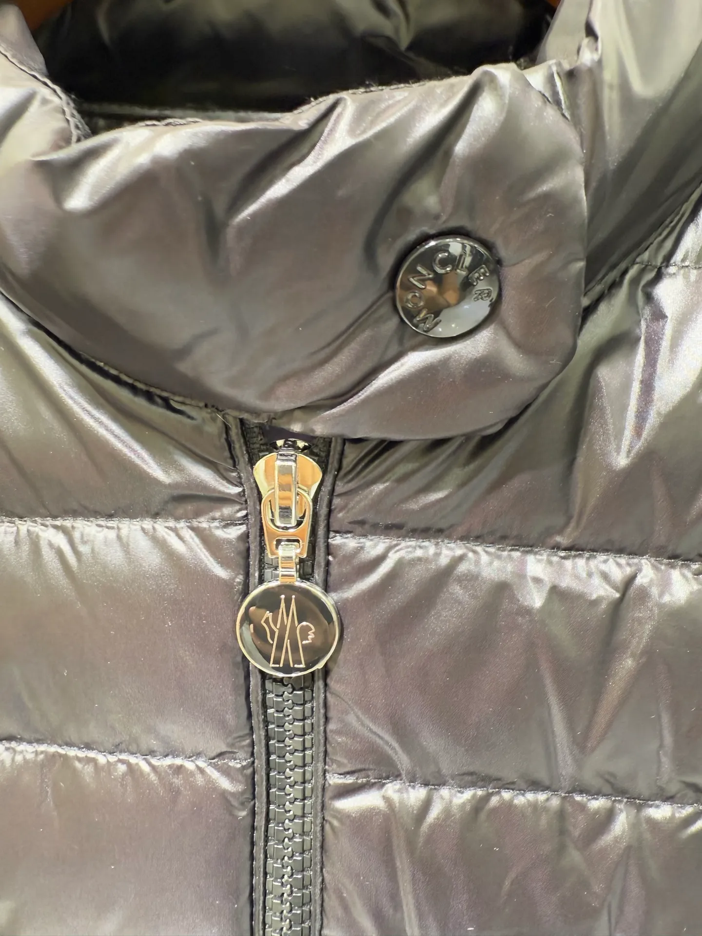 P1060 Moncler Igelle short down jacket for women. The Igelle down jacket is made of longve saison fabric and is suitable for mild weather. This nylon fabric is both warm and lightweight. Designed in a cropped silhouette, it has a slim fit and a nipped-in waist for a feminine silhouette. It is recommended to choose one size up.  Fabric: Made of longue saison fabric, Longue saison lining, filled with down (90 white goose down) Craftsmanship: zipper closure, zipper pockets, customized zigzag wool logo, customized clothing color matching hardware puller (supports NFC chip function Color: pink black off-white Size: 1 2 3 4 4442040