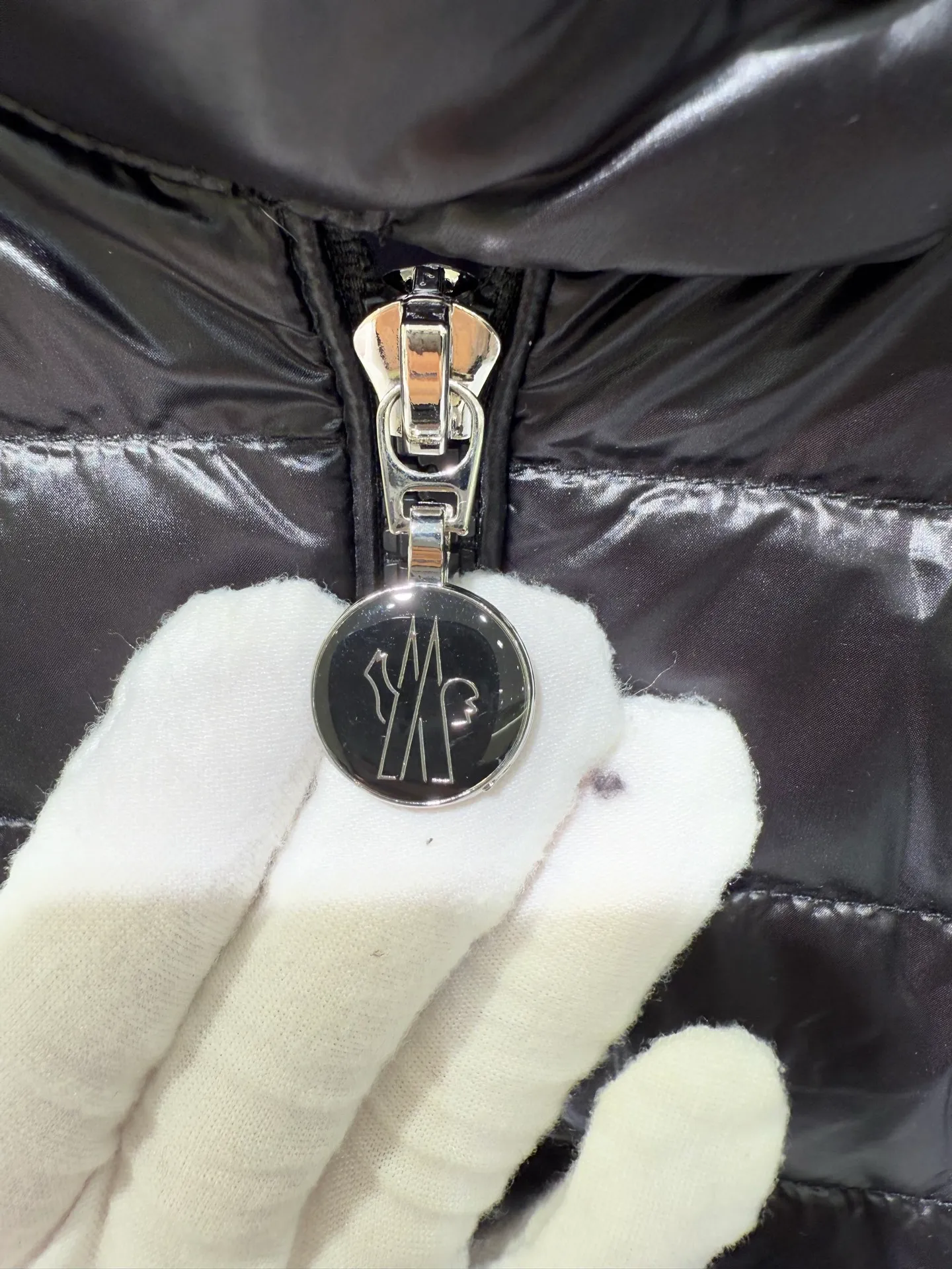 P1060 Moncler Igelle short down jacket for women. The Igelle down jacket is made of longve saison fabric and is suitable for mild weather. This nylon fabric is both warm and lightweight. Designed in a cropped silhouette, it has a slim fit and a nipped-in waist for a feminine silhouette. It is recommended to choose one size up.  Fabric: Made of longue saison fabric, Longue saison lining, filled with down (90 white goose down) Craftsmanship: zipper closure, zipper pockets, customized zigzag wool logo, customized clothing color matching hardware puller (supports NFC chip function Color: pink black off-white Size: 1 2 3 4 4442040