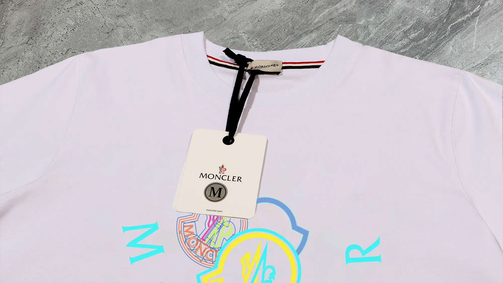 P140 💰Upgraded version "Mobile phone smart sensor ~ NFC chip armband ~ direct access to the official website for anti-counterfeiting" "Moncler ~ Mouth Mouth" 2025 new high-quality round neck short-sleeved T-shirt. The cuffs have imported embroidered labels. Customized dyeing, very comfortable to touch. Super versatile and good-looking short-sleeved. Complete with three labels. Non-market ordinary version. Feel free to compare. Quality is absolutely guaranteed! ‼ First of all, this original fabric is all custom-woven with 32-count double yarn fabric, 250G, and the weight is the same‼ Fine workmanship, double waistcoat method, double waistcoat method, double waistcoat method makes the whole dress more three-dimensional, which is not a craft that ordinary T-shirts can achieve🤪 Size: S-M-L-XL-2XL Color: black, white, apricot, same style for men and women