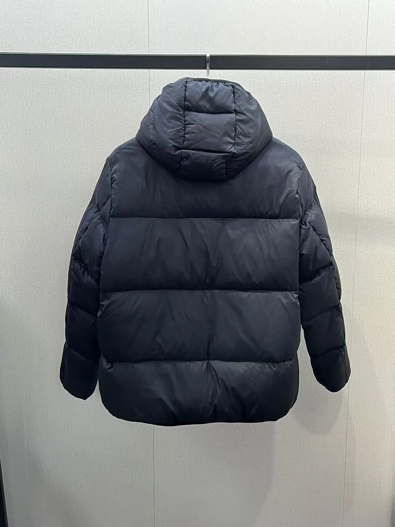 P860 🆕❤️2️⃣0️⃣2️⃣4️⃣🆕Special grade down⬆️Moncler Masac men's short down jacket. A must-have item for fabric control. 2024 new technical fabric. Extremely lightweight. Ultra-light and ultra-white gooseneck filling. Cleanliness ceiling. 850+ fill power. ⚠️Special grade product with complete barcode numbers and consistent with the official website. The tag has built-in NFC electronic sensor anti-counterfeiting. It supports multiple anti-counterfeiting verifications. It comes standard with a full set of gift box packaging at the counter. Masac men's short down jacket is made of protective materials and decorated with geometric quilting, which is lightweight and warm.  The Masac men's down jacket combines cutting-edge fabrics with innovative details. Short design made from lightweight, fine-grained tear-resistant functional fabric for durability and practicality. Lightweight and warm, it's finished with gusseted quilting. Comes with removable hood. Details •Made from ripstop fabric •Fine soft ripstop lining •Down filled •Removable hood •Two-way zipper closure •Zip pockets •Elasticized cuffs and hem Size: 1-5 Black/Blue Couple's