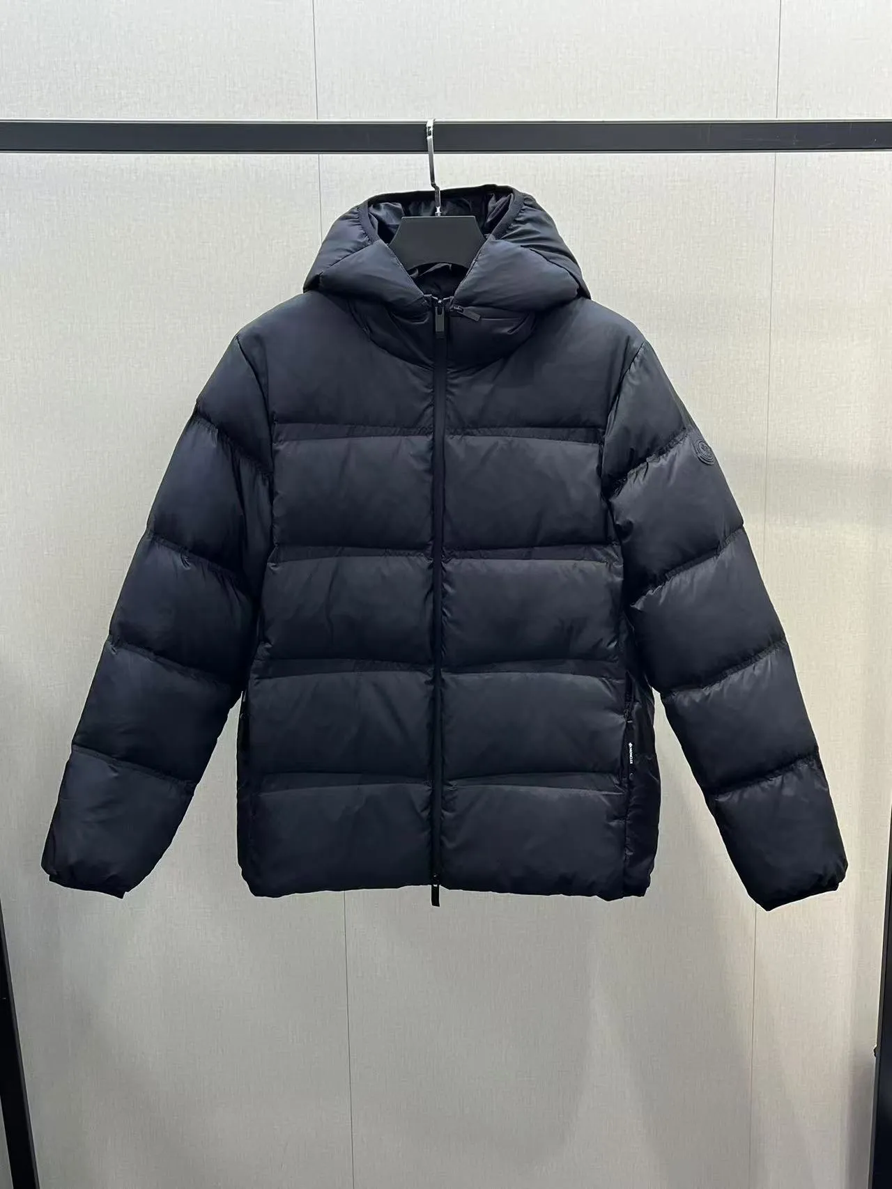 P860 🆕❤️2️⃣0️⃣2️⃣4️⃣🆕Special grade down⬆️Moncler Masac men's short down jacket. A must-have item for fabric control. 2024 new technical fabric. Extremely lightweight. Ultra-light and ultra-white gooseneck filling. Cleanliness ceiling. 850+ fill power. ⚠️Special grade product with complete barcode numbers and consistent with the official website. The tag has built-in NFC electronic sensor anti-counterfeiting. It supports multiple anti-counterfeiting verifications. It comes standard with a full set of gift box packaging at the counter. Masac men's short down jacket is made of protective materials and decorated with geometric quilting, which is lightweight and warm.  The Masac men's down jacket combines cutting-edge fabrics with innovative details. Short design made from lightweight, fine-grained tear-resistant functional fabric for durability and practicality. Lightweight and warm, it's finished with gusseted quilting. Comes with removable hood. Details •Made from ripstop fabric •Fine soft ripstop lining •Down filled •Removable hood •Two-way zipper closure •Zip pockets •Elasticized cuffs and hem Size: 1-5 Black/Blue Couple's