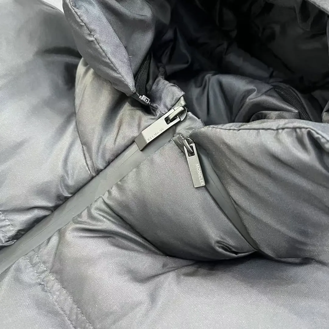 P860 🆕❤️2️⃣0️⃣2️⃣4️⃣🆕Special grade down⬆️Moncler Masac men's short down jacket. A must-have item for fabric control. 2024 new technical fabric. Extremely lightweight. Ultra-light and ultra-white gooseneck filling. Cleanliness ceiling. 850+ fill power. ⚠️Special grade product with complete barcode numbers and consistent with the official website. The tag has built-in NFC electronic sensor anti-counterfeiting. It supports multiple anti-counterfeiting verifications. It comes standard with a full set of gift box packaging at the counter. Masac men's short down jacket is made of protective materials and decorated with geometric quilting, which is lightweight and warm.  The Masac men's down jacket combines cutting-edge fabrics with innovative details. Short design made from lightweight, fine-grained tear-resistant functional fabric for durability and practicality. Lightweight and warm, it's finished with gusseted quilting. Comes with removable hood. Details •Made from ripstop fabric •Fine soft ripstop lining •Down filled •Removable hood •Two-way zipper closure •Zip pockets •Elasticized cuffs and hem Size: 1-5 Black/Blue Couple's
