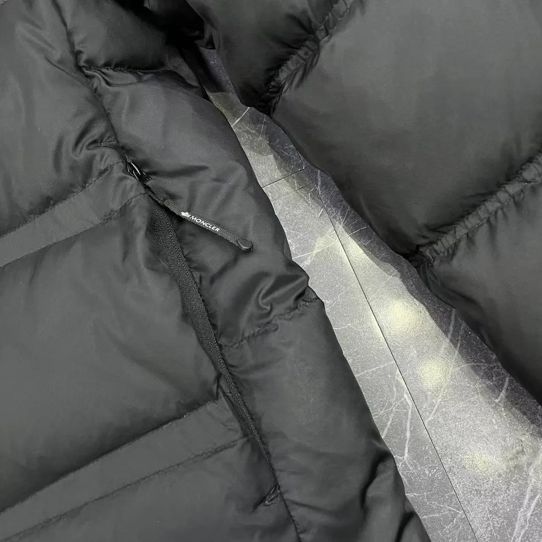 P860 🆕❤️2️⃣0️⃣2️⃣4️⃣🆕Special grade down⬆️Moncler Masac men's short down jacket. A must-have item for fabric control. 2024 new technical fabric. Extremely lightweight. Ultra-light and ultra-white gooseneck filling. Cleanliness ceiling. 850+ fill power. ⚠️Special grade product with complete barcode numbers and consistent with the official website. The tag has built-in NFC electronic sensor anti-counterfeiting. It supports multiple anti-counterfeiting verifications. It comes standard with a full set of gift box packaging at the counter. Masac men's short down jacket is made of protective materials and decorated with geometric quilting, which is lightweight and warm.  The Masac men's down jacket combines cutting-edge fabrics with innovative details. Short design made from lightweight, fine-grained tear-resistant functional fabric for durability and practicality. Lightweight and warm, it's finished with gusseted quilting. Comes with removable hood. Details •Made from ripstop fabric •Fine soft ripstop lining •Down filled •Removable hood •Two-way zipper closure •Zip pockets •Elasticized cuffs and hem Size: 1-5 Black/Blue Couple's